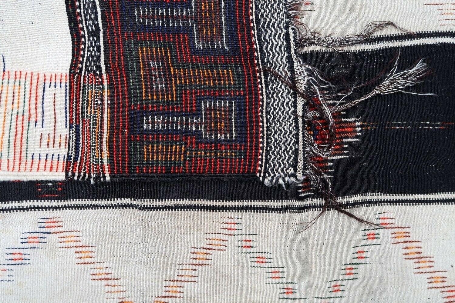 Antiker handgefertigter marokkanischer Kelim im Stammesmuster. Der Teppich stammt aus dem Anfang des 20. Jahrhunderts und wurde in zwei verschiedenen Techniken hergestellt: Flachgewebe und Teppich. Es ist im Originalzustand, es hat einige niedrige