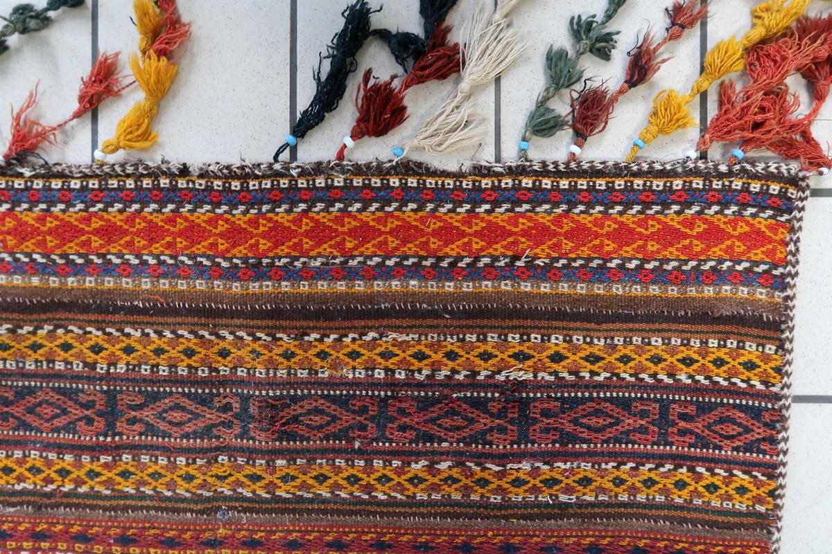 Tapis Kilim berbère marocain ancien fait à la main 3.7' x 5,1' 1930 - 1C1157 en vente 4