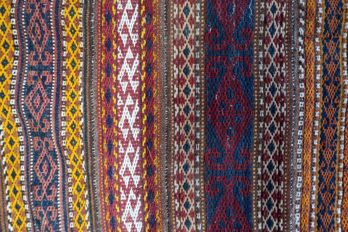 Tapis Kilim berbère marocain ancien fait à la main 3.7' x 5,1' 1930 - 1C1157 en vente 5