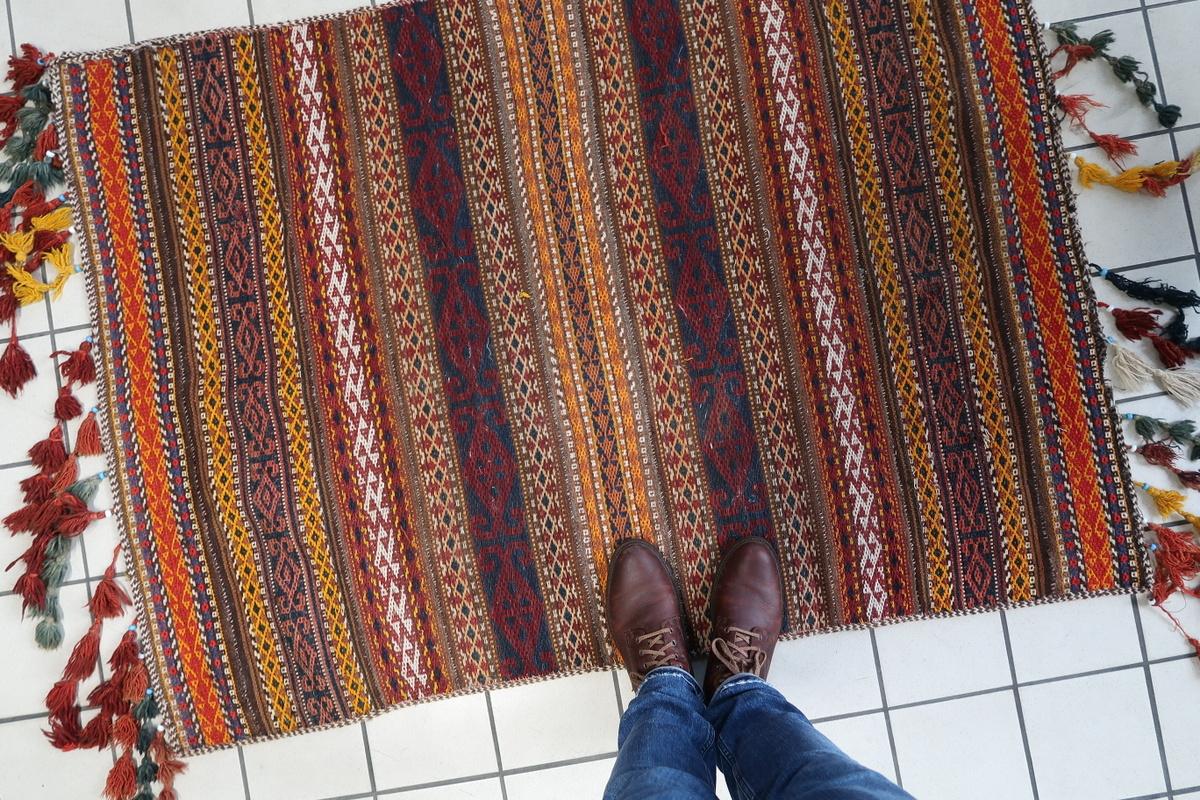 Tapis Kilim berbère marocain ancien fait à la main 3.7' x 5,1' 1930 - 1C1157 en vente 6