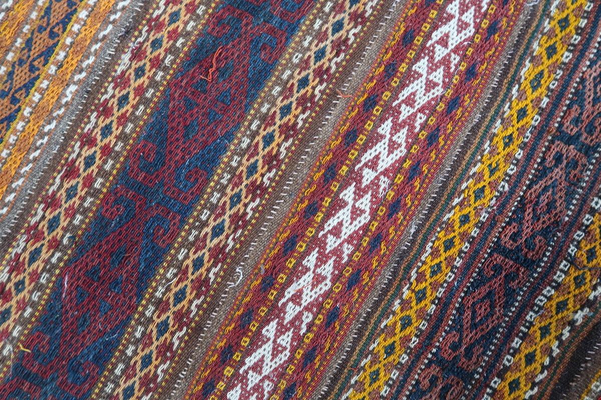Tapis Kilim berbère marocain ancien fait à la main 3.7' x 5,1' 1930 - 1C1157 en vente 7