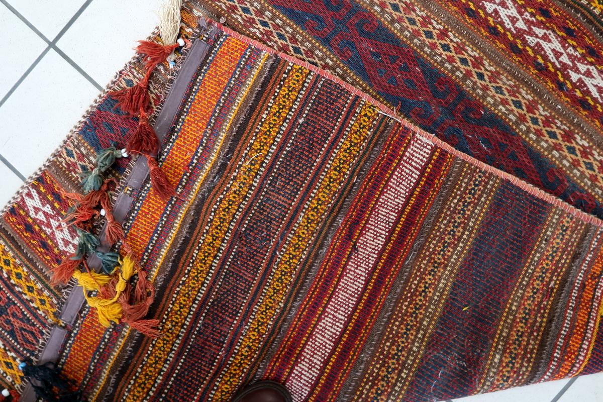 Tapis Kilim berbère marocain ancien fait à la main 3.7' x 5,1' 1930 - 1C1157 en vente 8