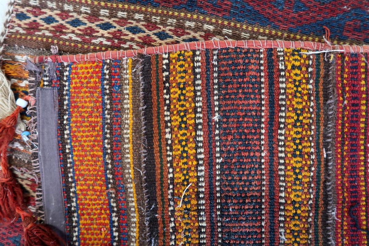 Tapis Kilim berbère marocain ancien fait à la main 3.7' x 5,1' 1930 - 1C1157 en vente 9