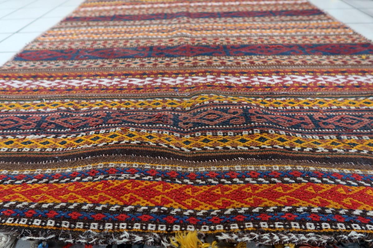 Tapis Kilim berbère marocain ancien fait à la main 3.7' x 5,1' 1930 - 1C1157 en vente 10