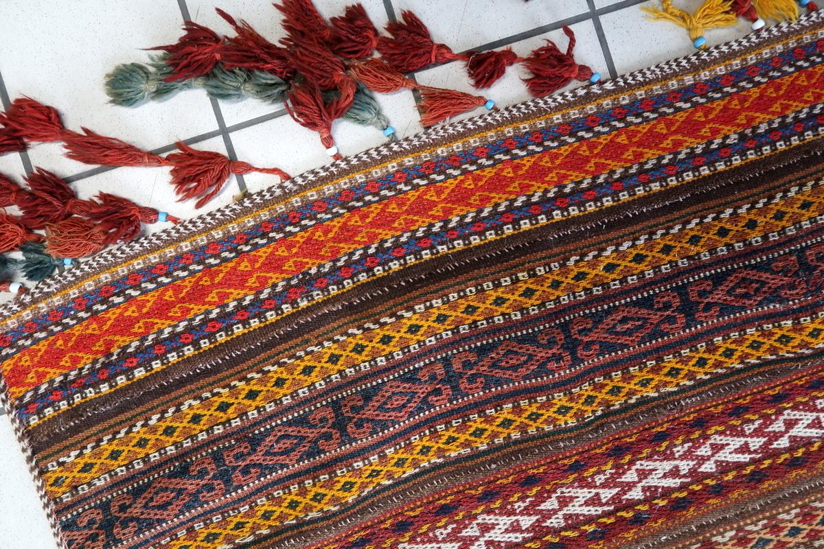 Noué à la main Tapis Kilim berbère marocain ancien fait à la main 3.7' x 5,1' 1930 - 1C1157 en vente