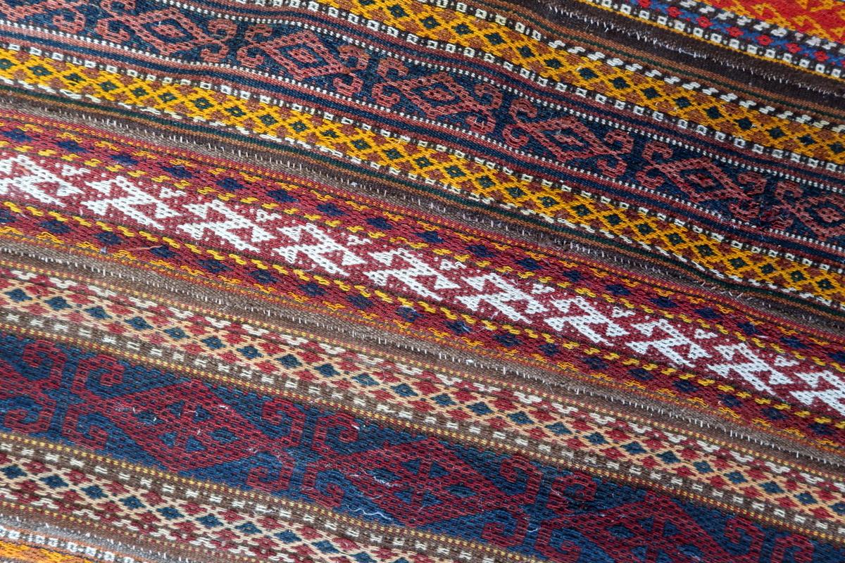 Milieu du XXe siècle Tapis Kilim berbère marocain ancien fait à la main 3.7' x 5,1' 1930 - 1C1157 en vente