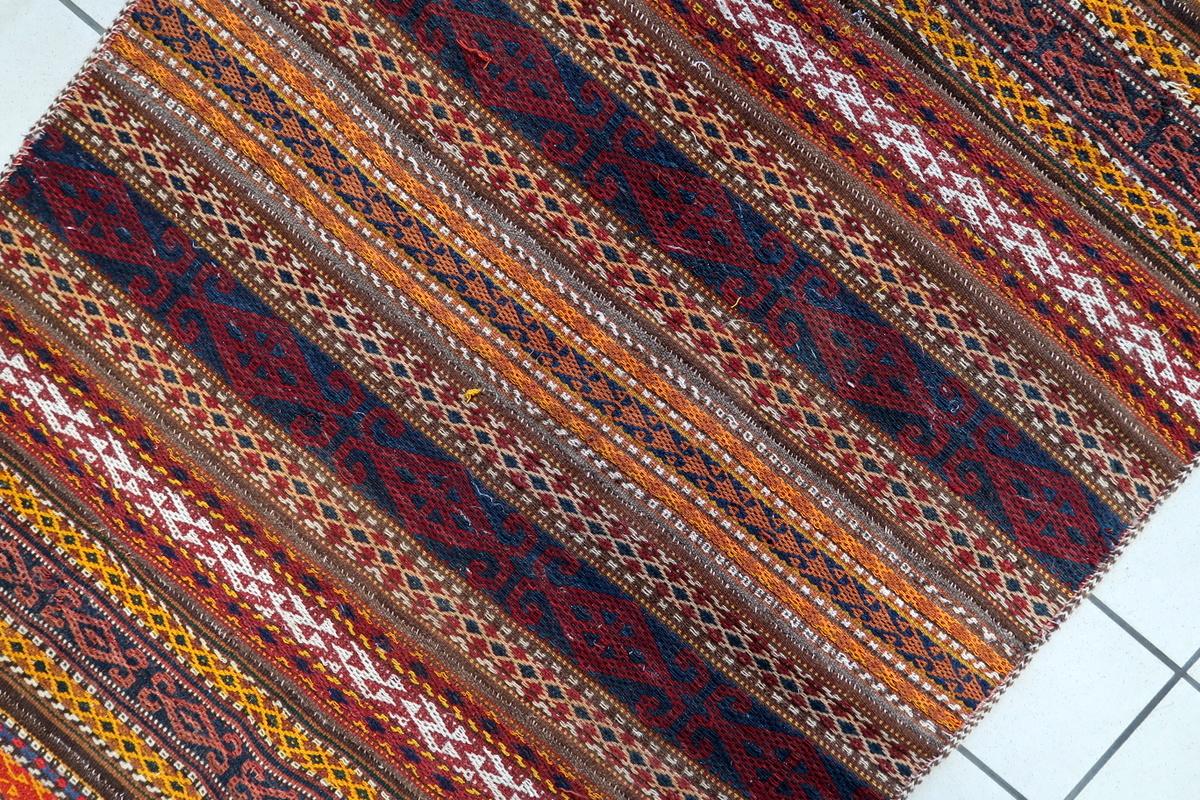 Laine Tapis Kilim berbère marocain ancien fait à la main 3.7' x 5,1' 1930 - 1C1157 en vente