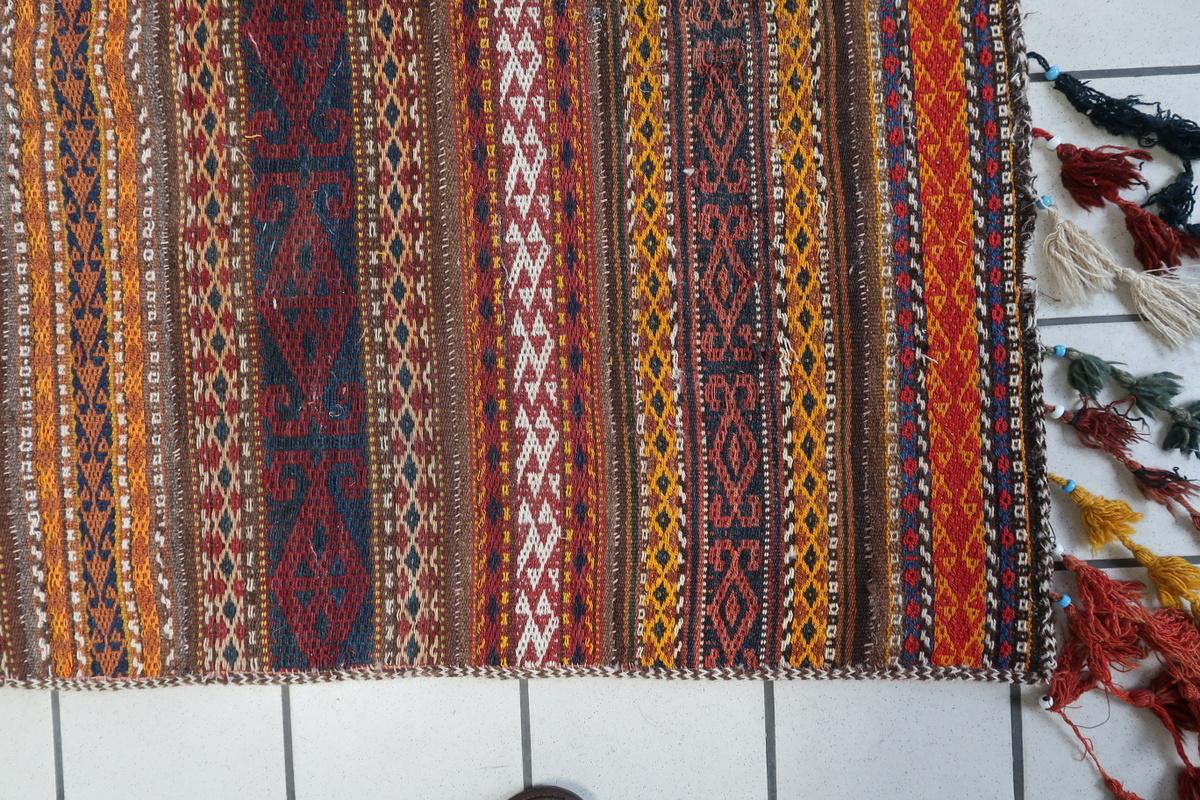 Tapis Kilim berbère marocain ancien fait à la main 3.7' x 5,1' 1930 - 1C1157 en vente 1