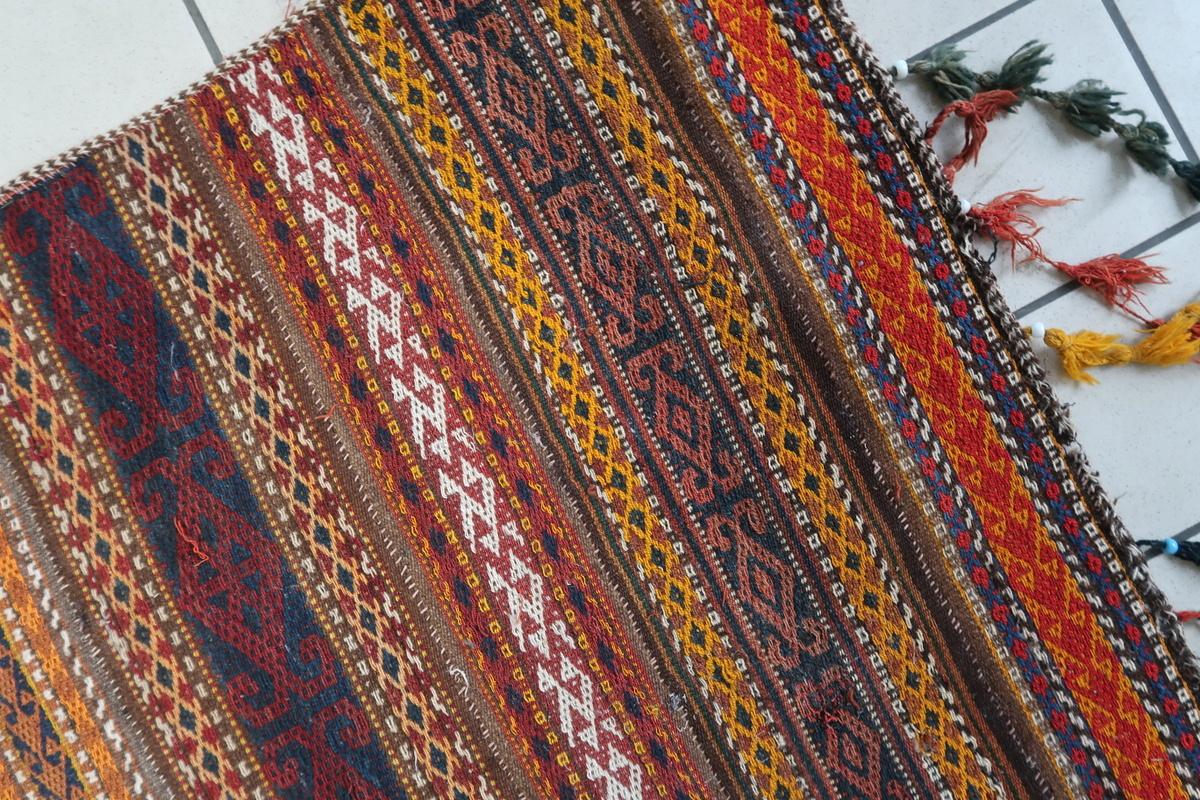 Tapis Kilim berbère marocain ancien fait à la main 3.7' x 5,1' 1930 - 1C1157 en vente 2