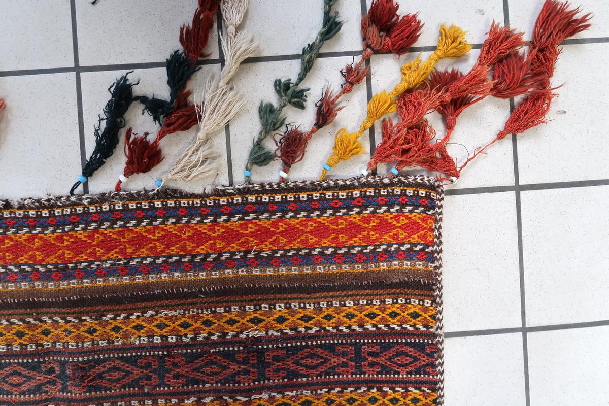 Tapis Kilim berbère marocain ancien fait à la main 3.7' x 5,1' 1930 - 1C1157 en vente 3
