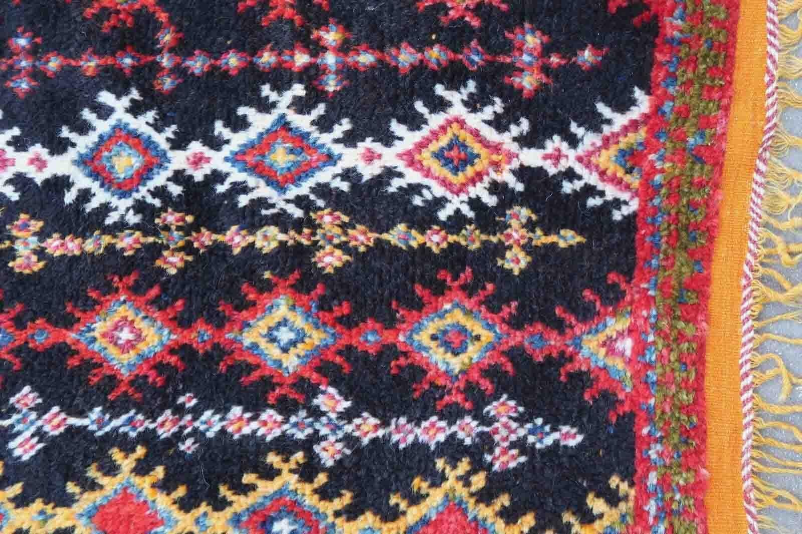 Handmade Antique Moroccan Berber Rug, 1900s, 1P121 In Good Condition For Sale In Bordeaux, FR