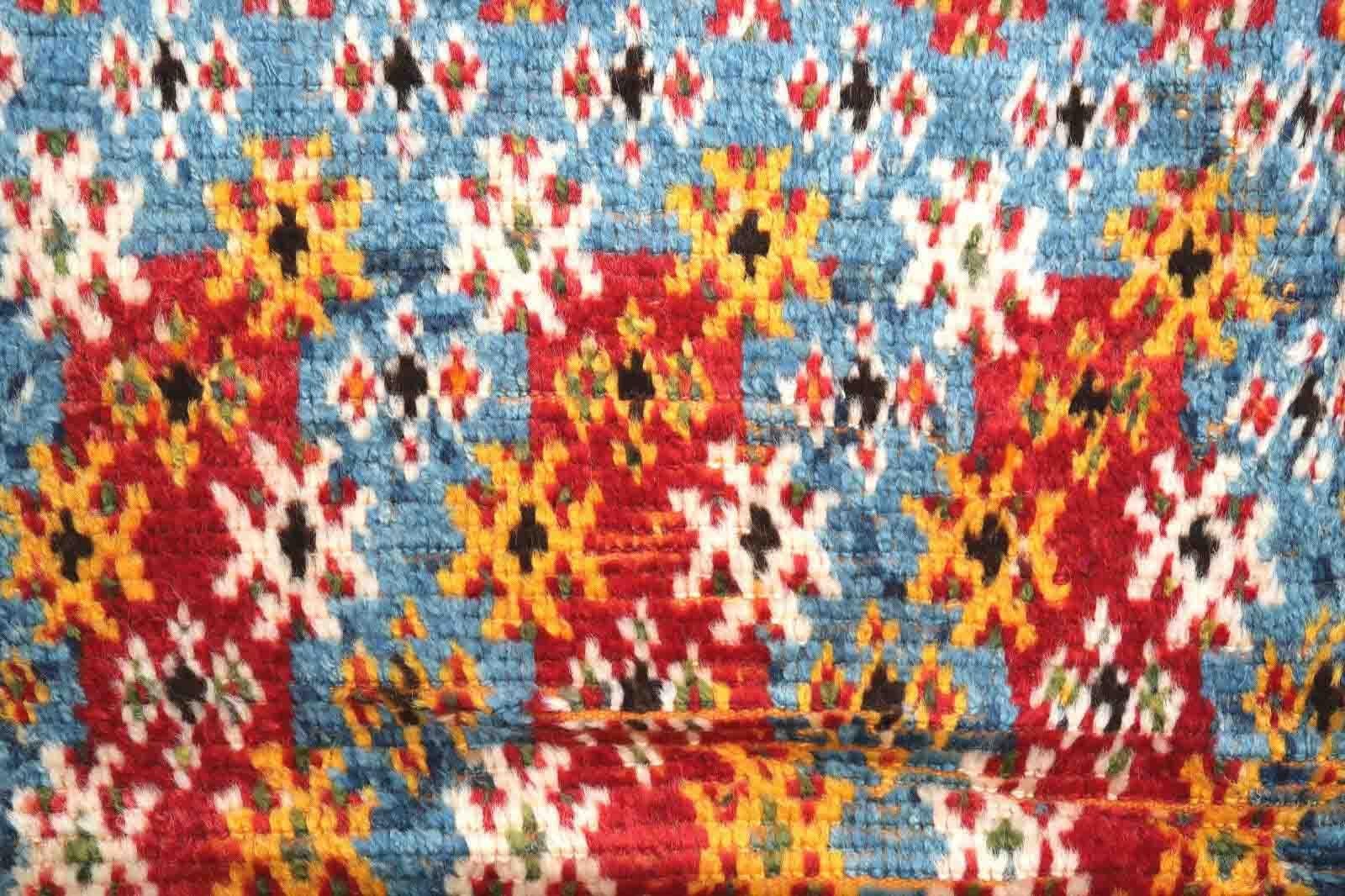 Handgefertigter antiker marokkanischer Berberteppich mit geometrischem Muster. Ait Ouaouzguit Tribe Rugs aus der Region Ourzazate im Hohen Atlas, Marokko. Der Teppich stammt aus dem Anfang des 20. Jahrhunderts und ist in gutem