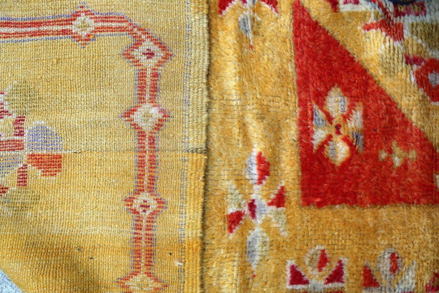 Antiker handgefertigter marokkanischer Teppich in gutem Originalzustand und gelber Farbe. Der Teppich stammt aus dem Anfang des 20. Jahrhunderts und ist aus Wolle gefertigt.

-zustand: original gut,

-um: 1920er Jahre,

-größe: 4,4' x 7,4'