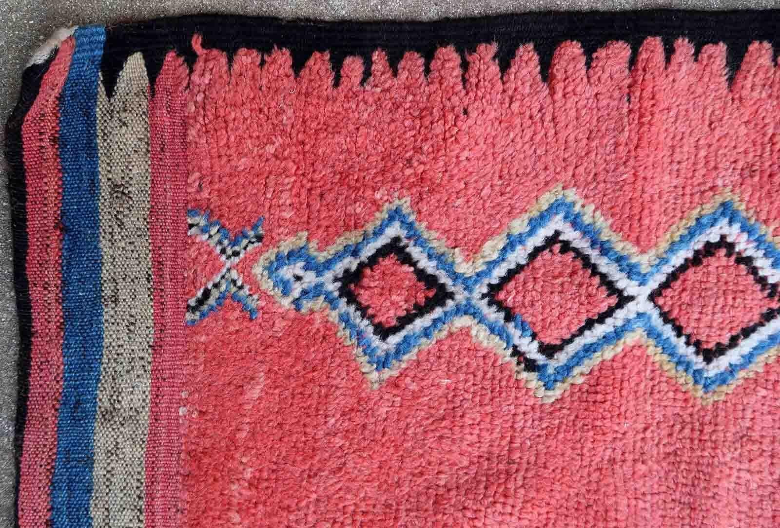 Handmade vintage rug from Morocco in Berber style and raspberry color. The rug is from the beginning of 20th century made by the Ouled Bou Sbaa tribe in the region of Chichaoua in Morocco. It is in original good condition.

-condition: original