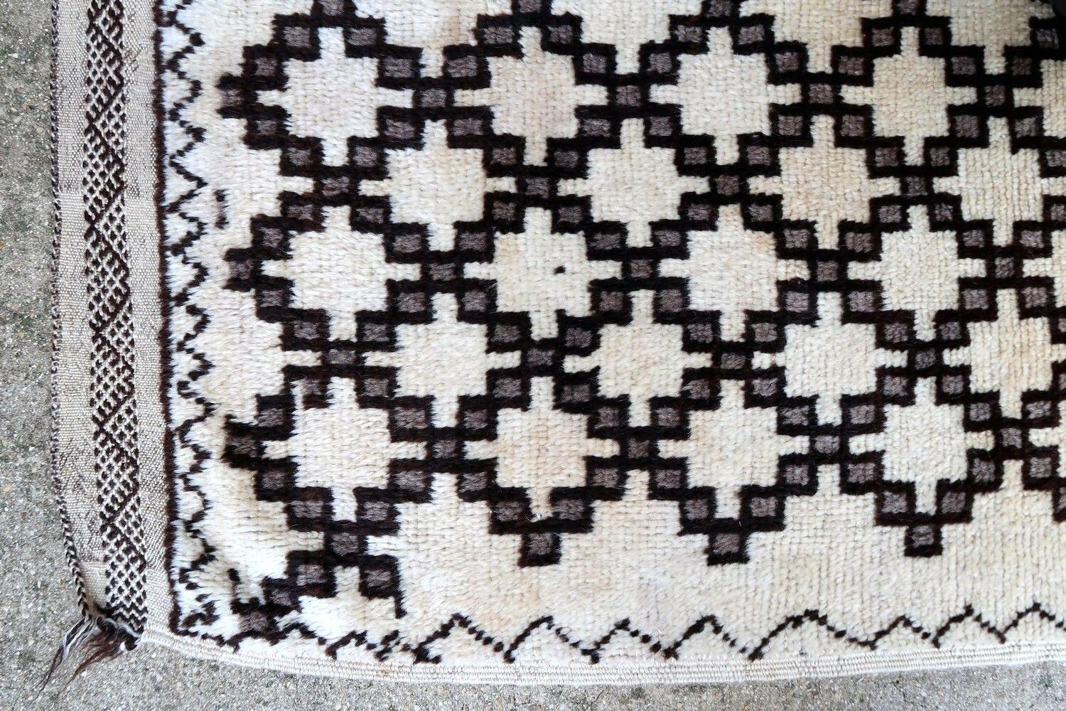 Handmade Antique Moroccan Berber Rug, 1930s, 1P52 In Fair Condition For Sale In Bordeaux, FR