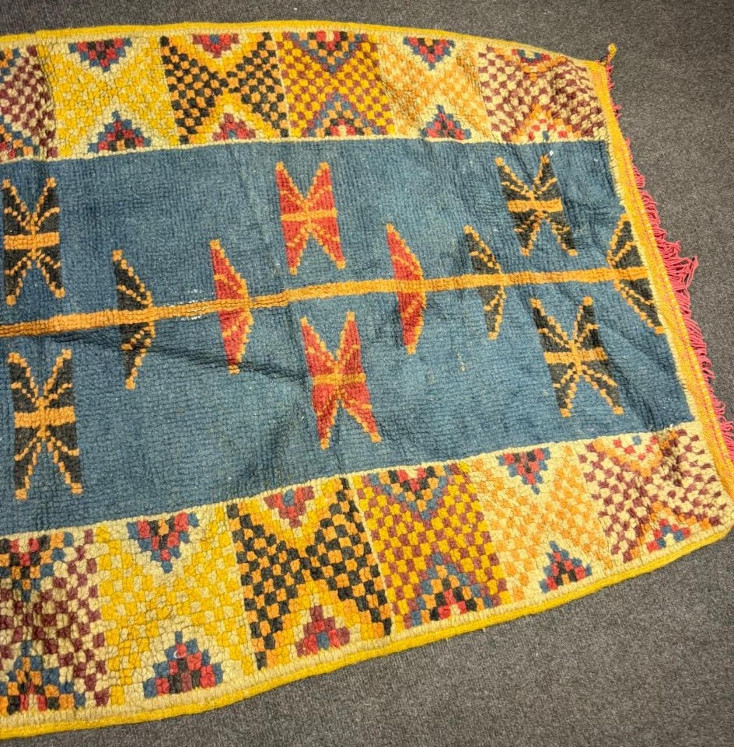 Antico tappeto berbero marocchino, motivo astratto in blu e giallo, 3' x 3.3'

Descrizione
Un raro e carismatico tappeto antico berbero marocchino, annodato a mano negli anni Trenta. Questo pezzo mette in mostra la geometria audace e improvvisata e