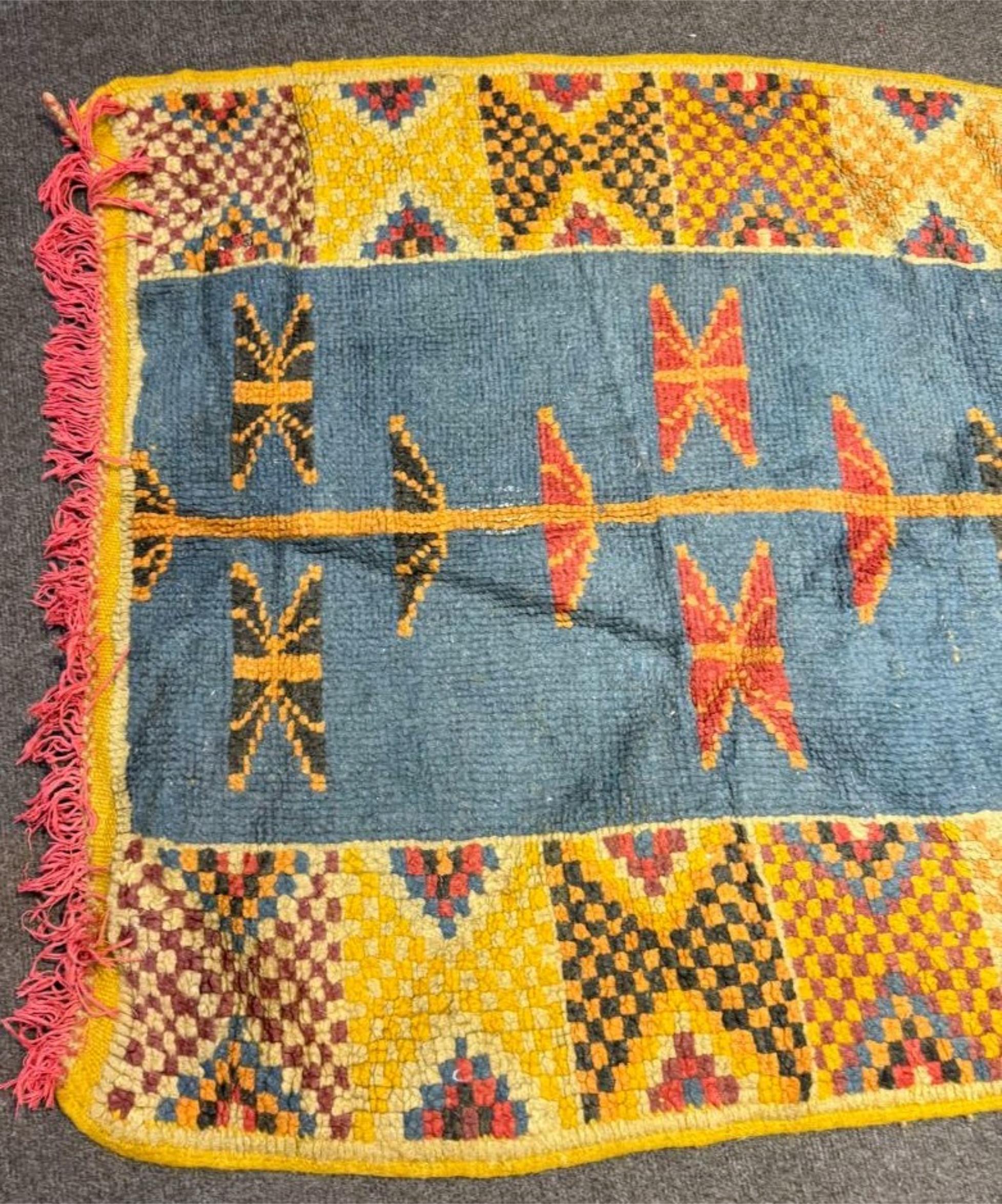 Annodato a mano Tappeto berbero marocchino antico fatto a mano 3' x 3.3', anni '30 - 2B83 in vendita