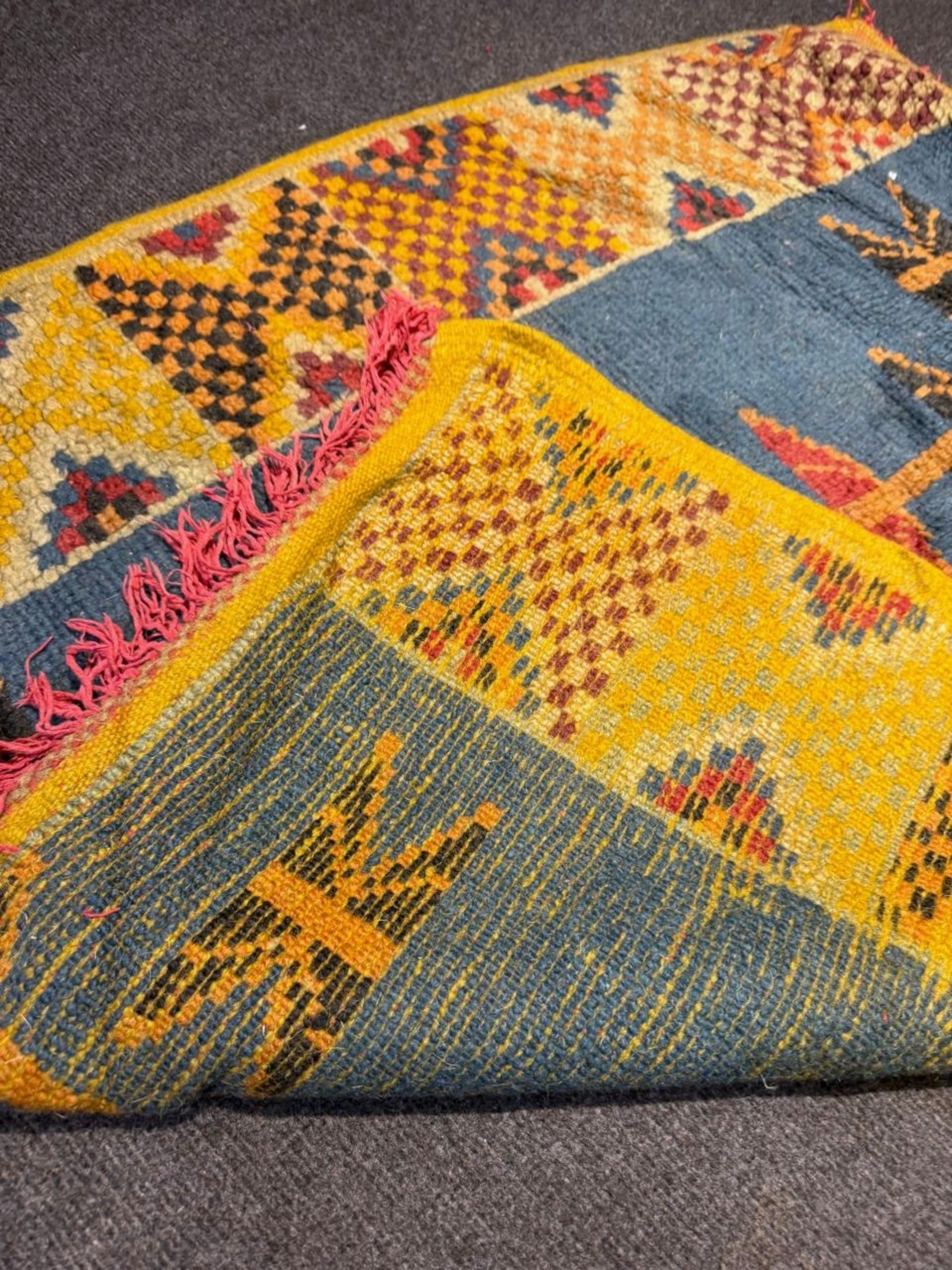 Metà XX secolo Tappeto berbero marocchino antico fatto a mano 3' x 3.3', anni '30 - 2B83 in vendita