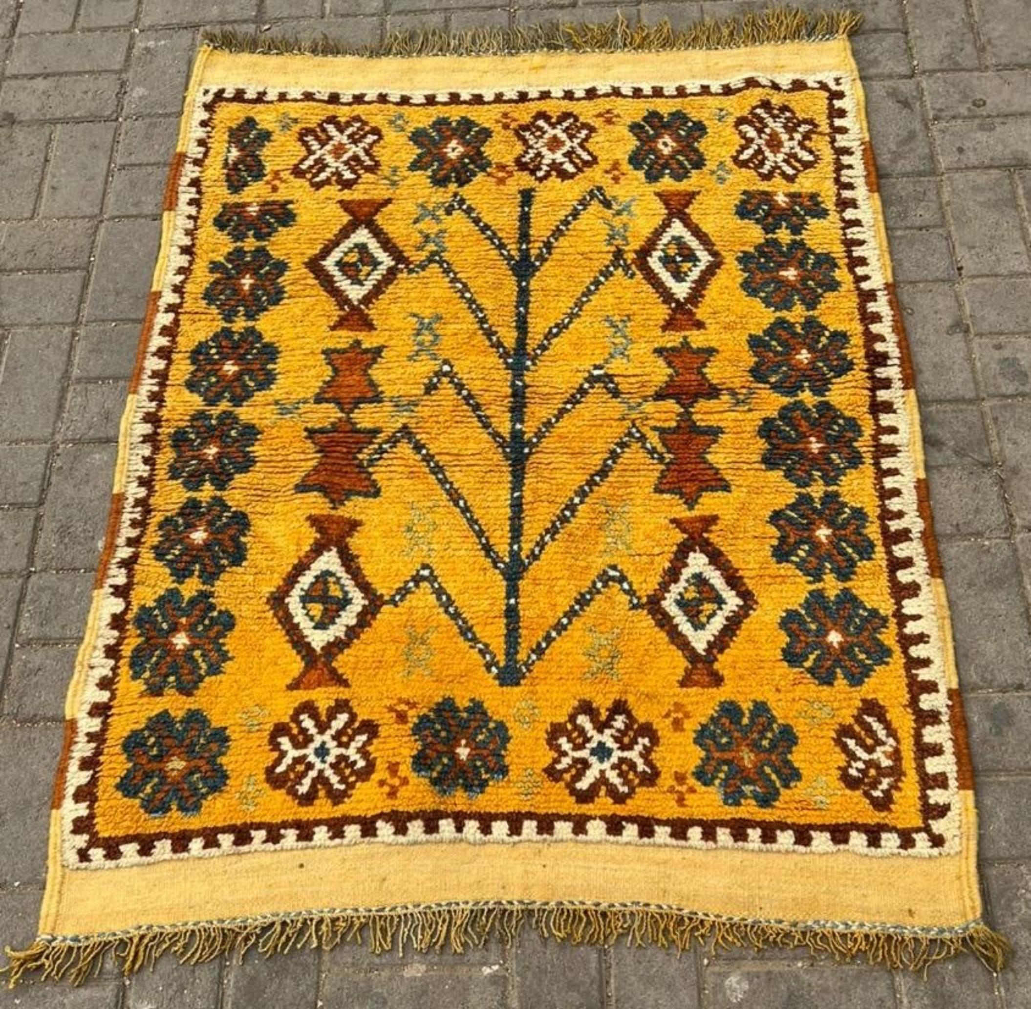 Antiker marokkanischer Berberteppich, abstraktes Baummotiv in Gelb und Blau, 1930er Jahre

Beschreibung
Ein sehr dekorativer und ausdrucksstarker antiker marokkanischer Berberteppich, handgeknüpft in den 1930er Jahren. Dieses Stück ist ein lebhaftes