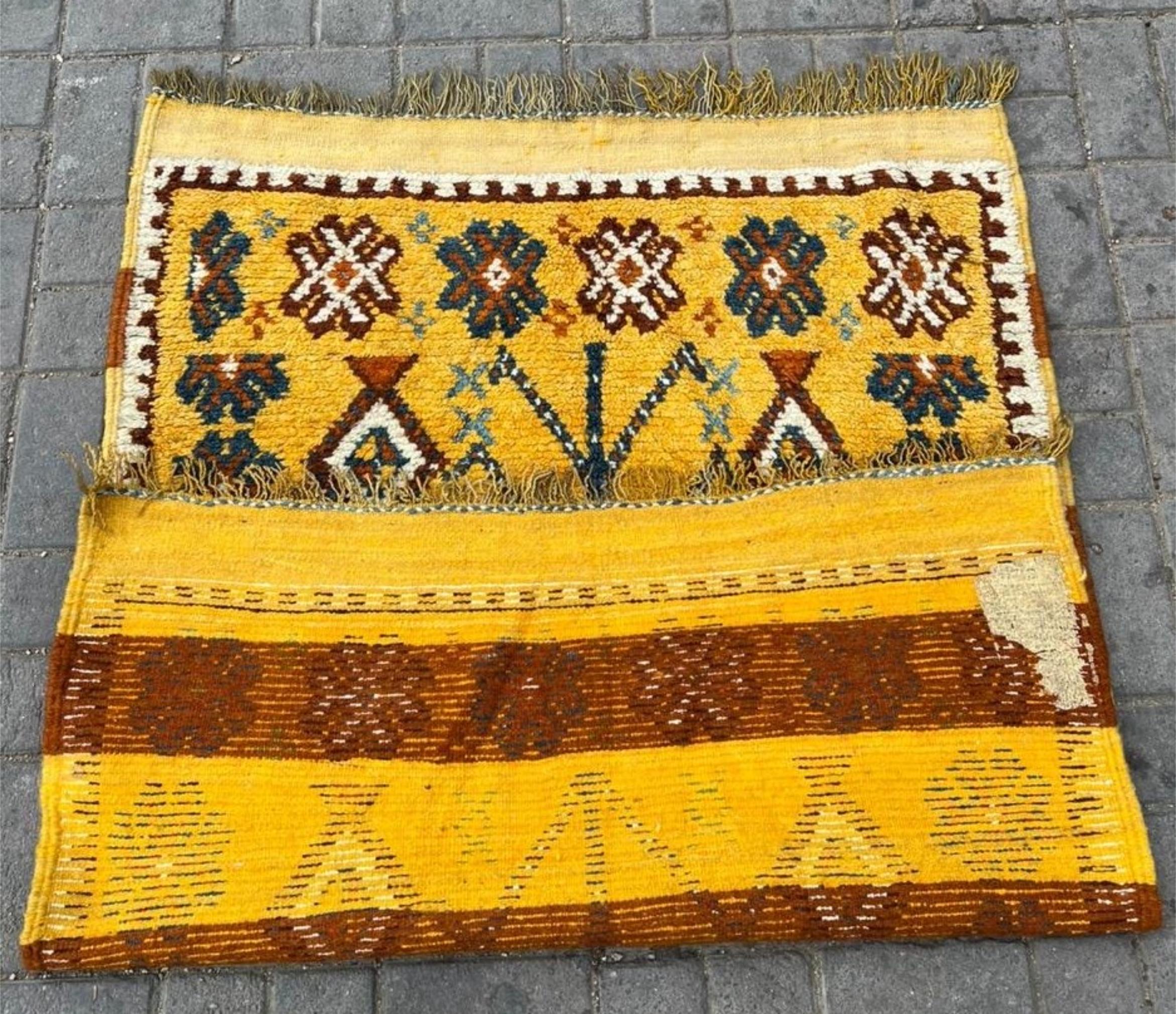 Handgefertigter antiker marokkanischer Berberteppich 3,4' x 4,1', 1930er Jahre - 2B84 im Zustand „Gut“ im Angebot in Bordeaux, FR