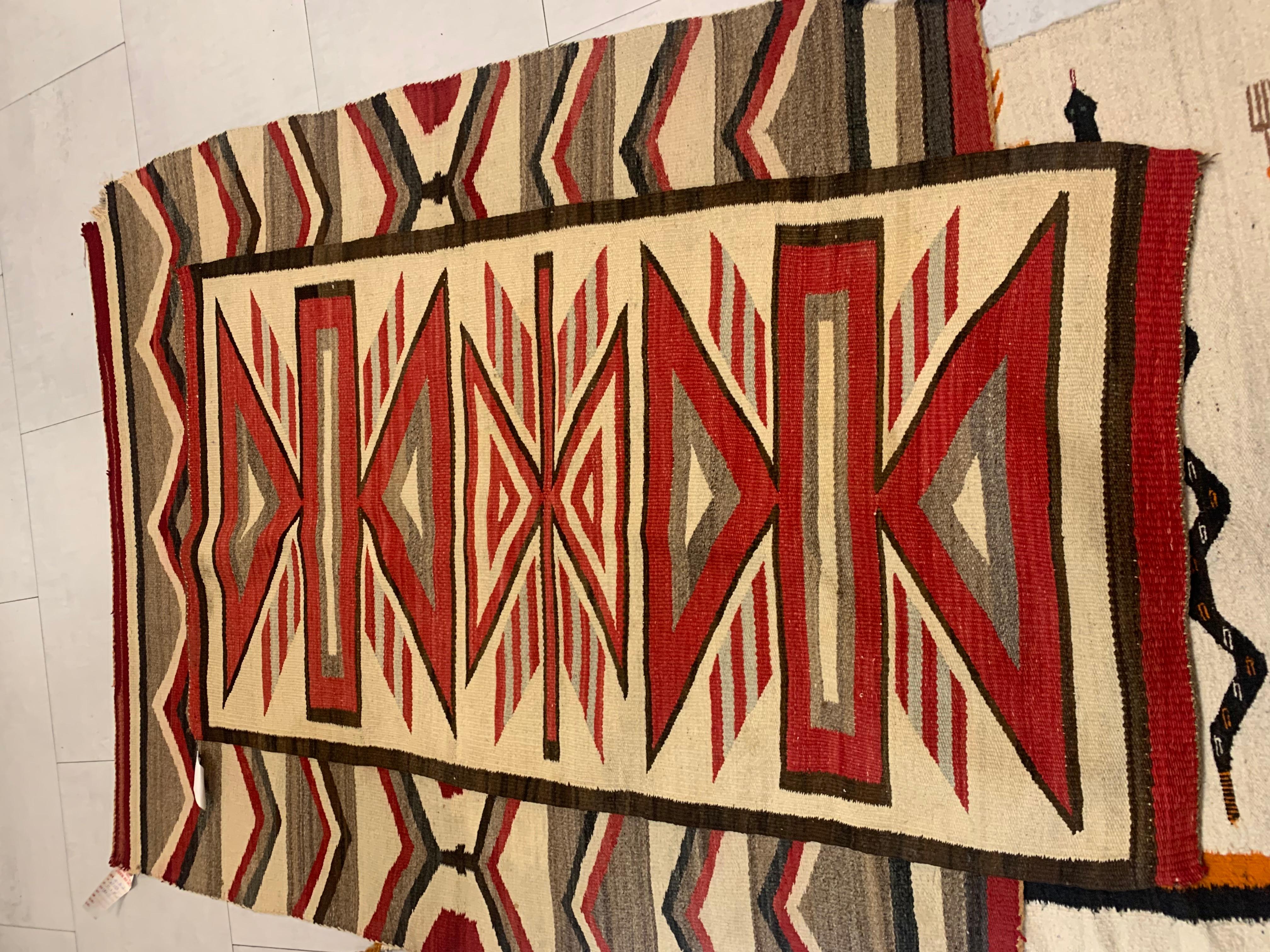 Handgefertigter antiker Navajo-Teppich der amerikanischen Ureinwohner 2.10' x 5.2', 1900er Jahre - 2B23 (Handgeknüpft) im Angebot