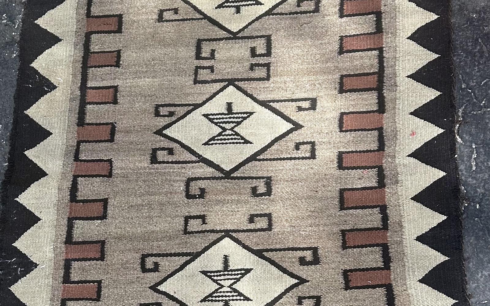 Tissé à la main Tapis Navajo amérindien ancien fait à la main 2,3' x 5,2', 1880s - 2B68 en vente