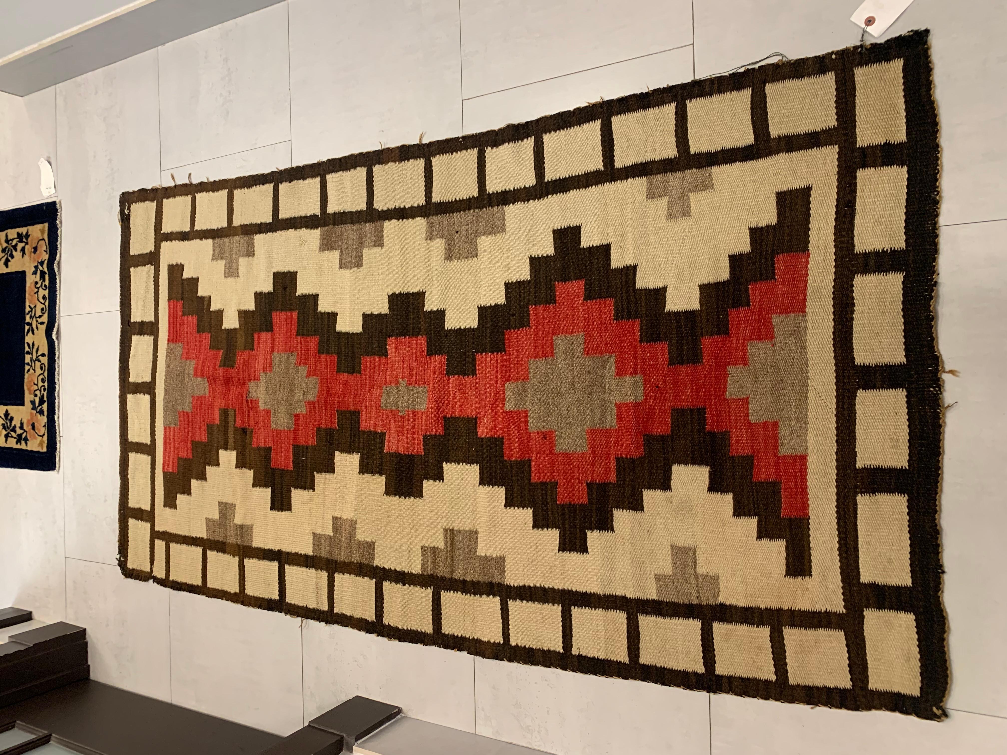 Handmade Antique Native American Navajo Rug 3.3' x 6', 1900s - 2B021 In Fair Condition For Sale In Bordeaux, FR