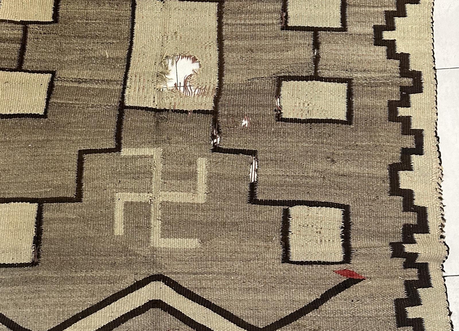 Tapis Navajo amérindien ancien fait à la main 4' x 5,10' 1900s - 2B58 Bon état - En vente à Bordeaux, FR