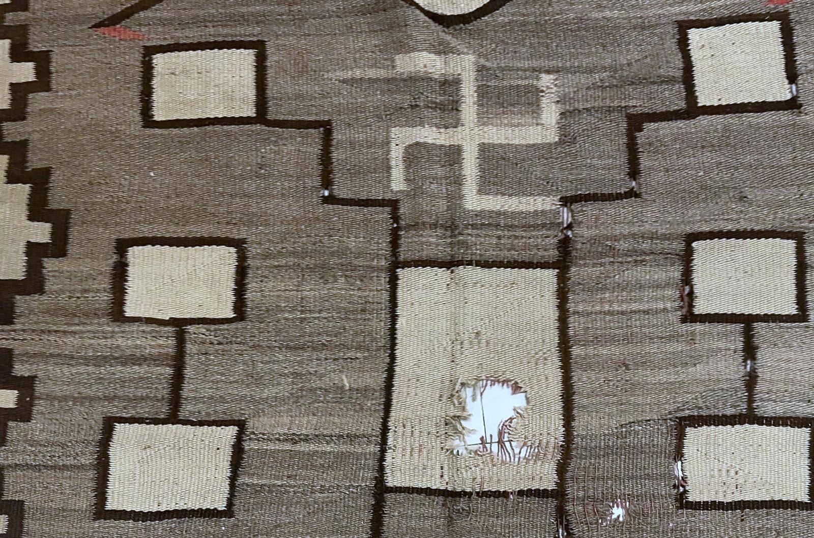 Tapis Navajo amérindien ancien fait à la main 4' x 5,10' 1900s - 2B58 en vente 1
