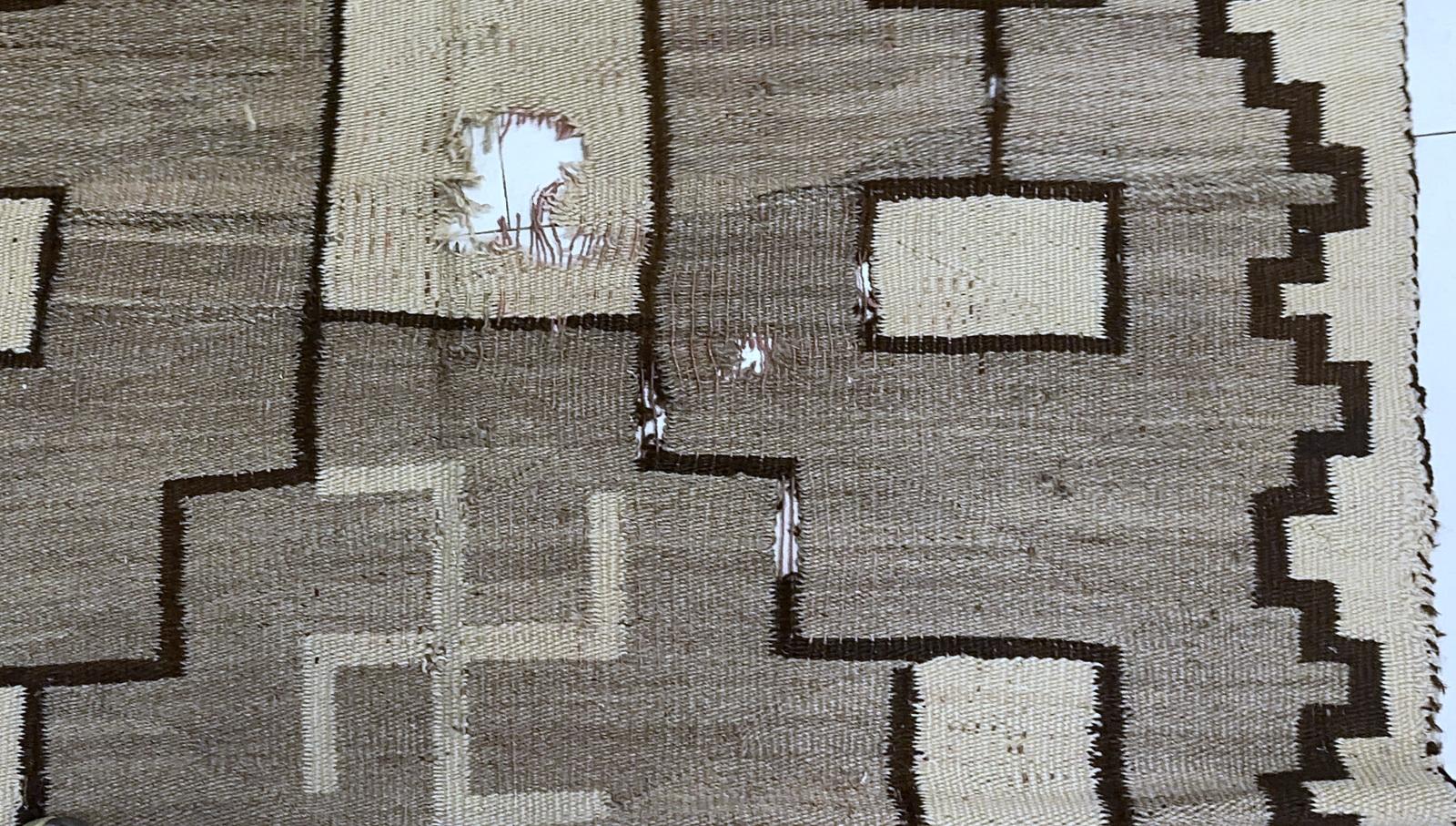 Tapis Navajo amérindien ancien fait à la main 4' x 5,10' 1900s - 2B58 en vente 2