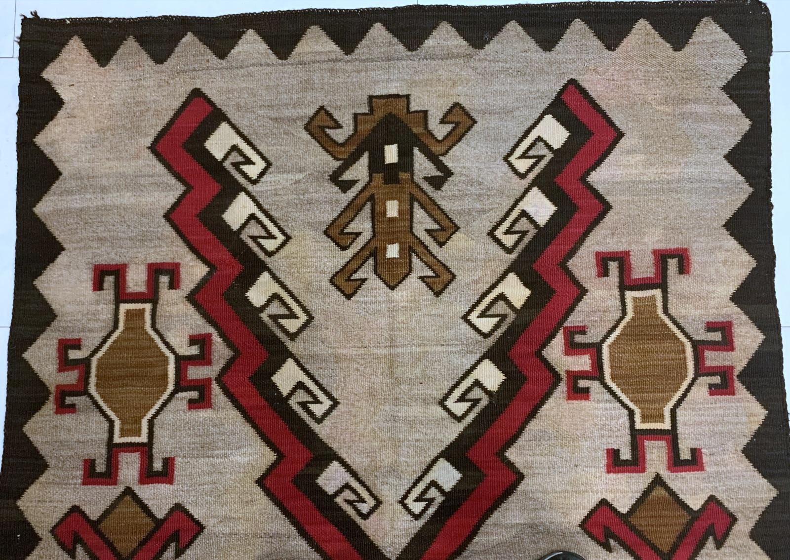 Handmade Antique Native American Navajo Rug 4.3' x 6.3', 1910s - 2B65 In Fair Condition For Sale In Bordeaux, FR