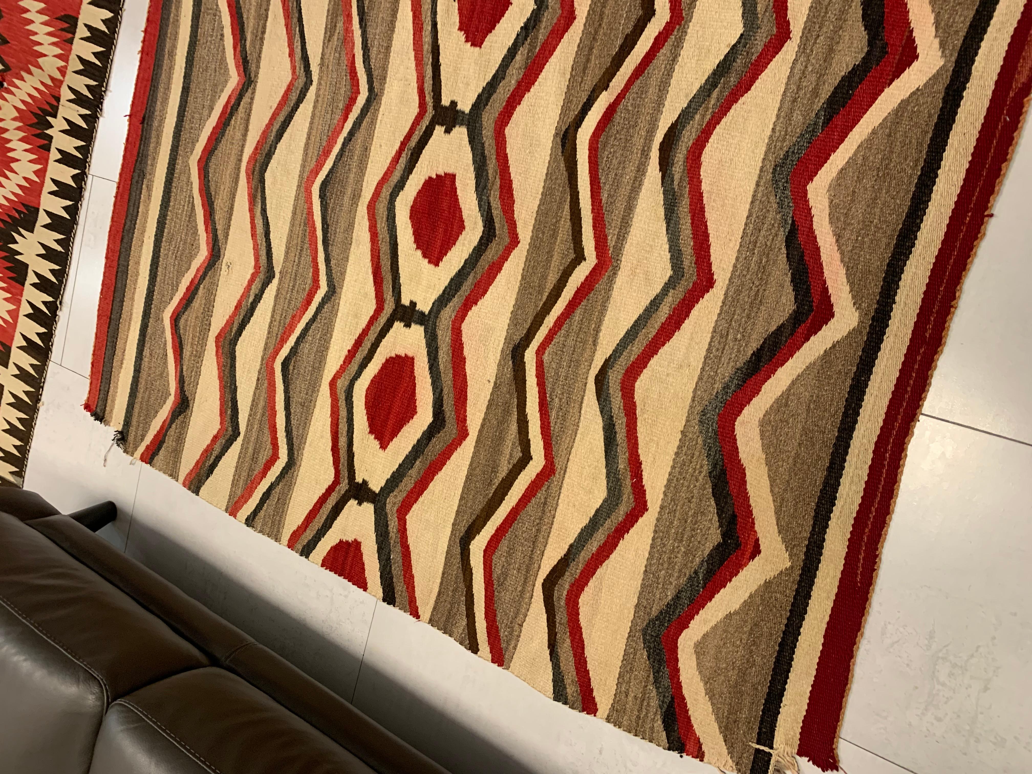 Handgefertigte antike Navajo-Teppichdecke der amerikanischen Ureinwohner 4,6' x 5,4', 1900er Jahre - 2B22 im Zustand „Relativ gut“ im Angebot in Bordeaux, FR