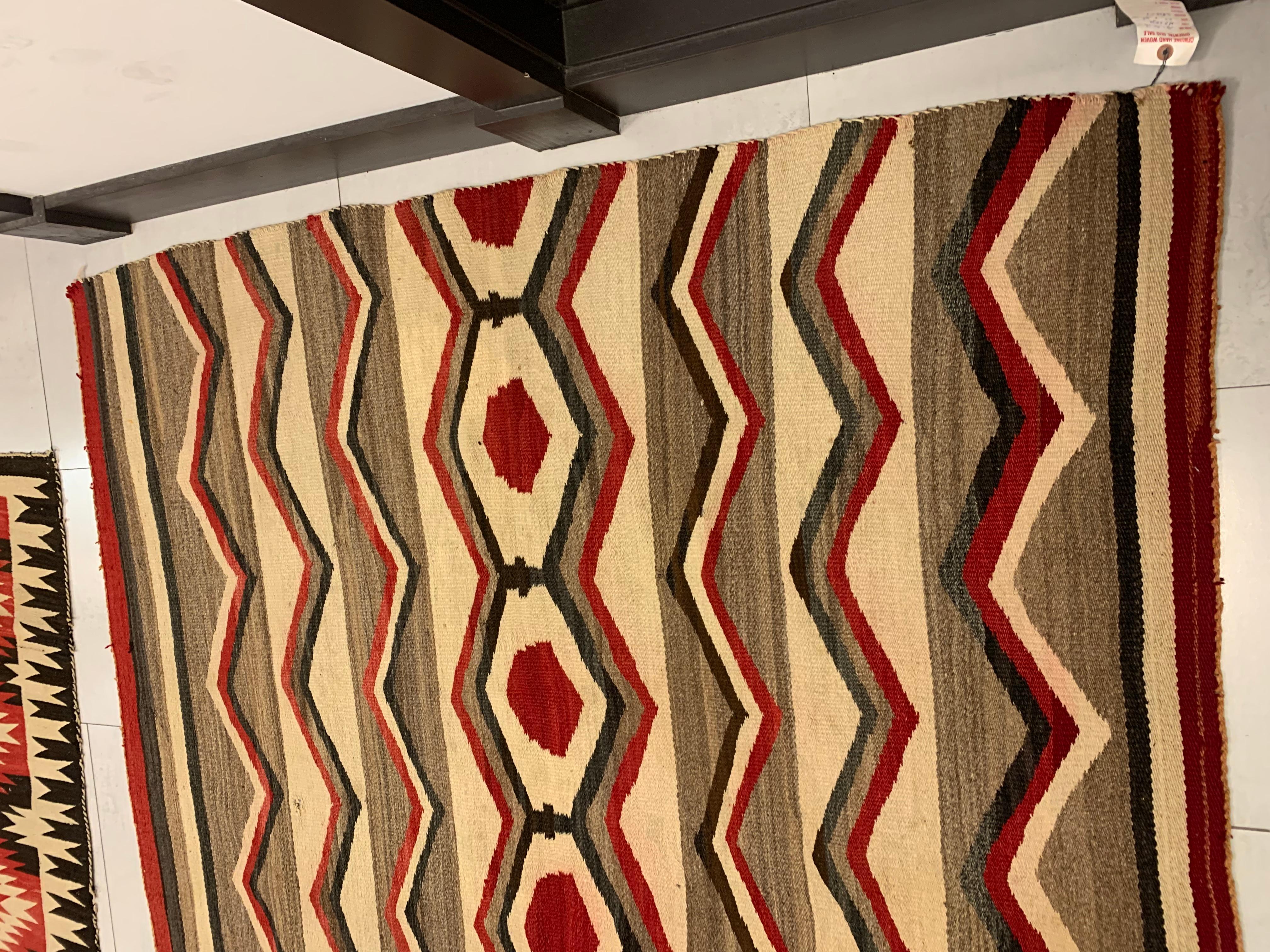 Couverture de tapis Navajo amérindienne ancienne faite à la main 4,6' x 5,4', 1900s - 2B22 État moyen - En vente à Bordeaux, FR