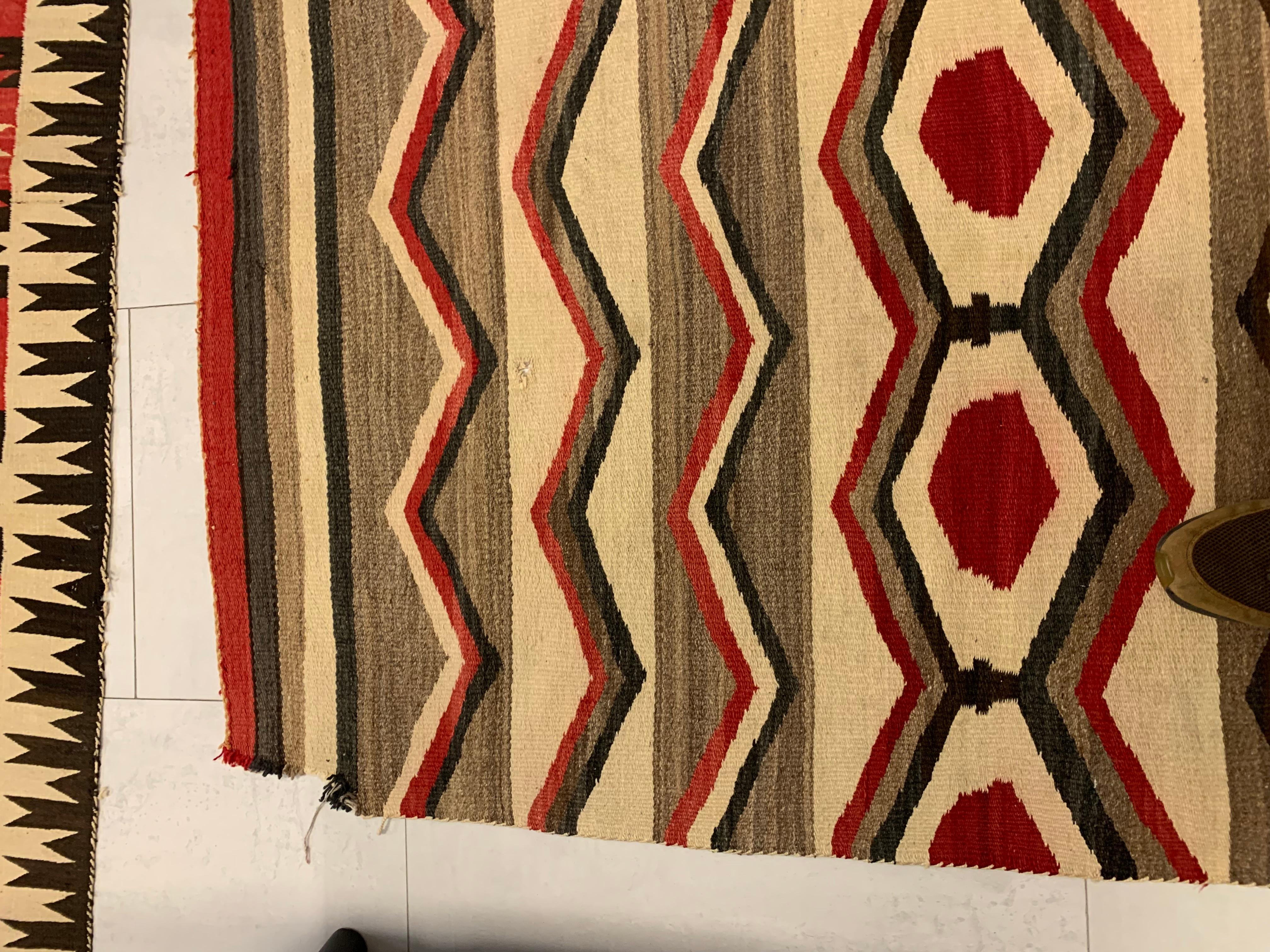 Début du 20ème siècle Couverture de tapis Navajo amérindienne ancienne faite à la main 4,6' x 5,4', 1900s - 2B22 en vente