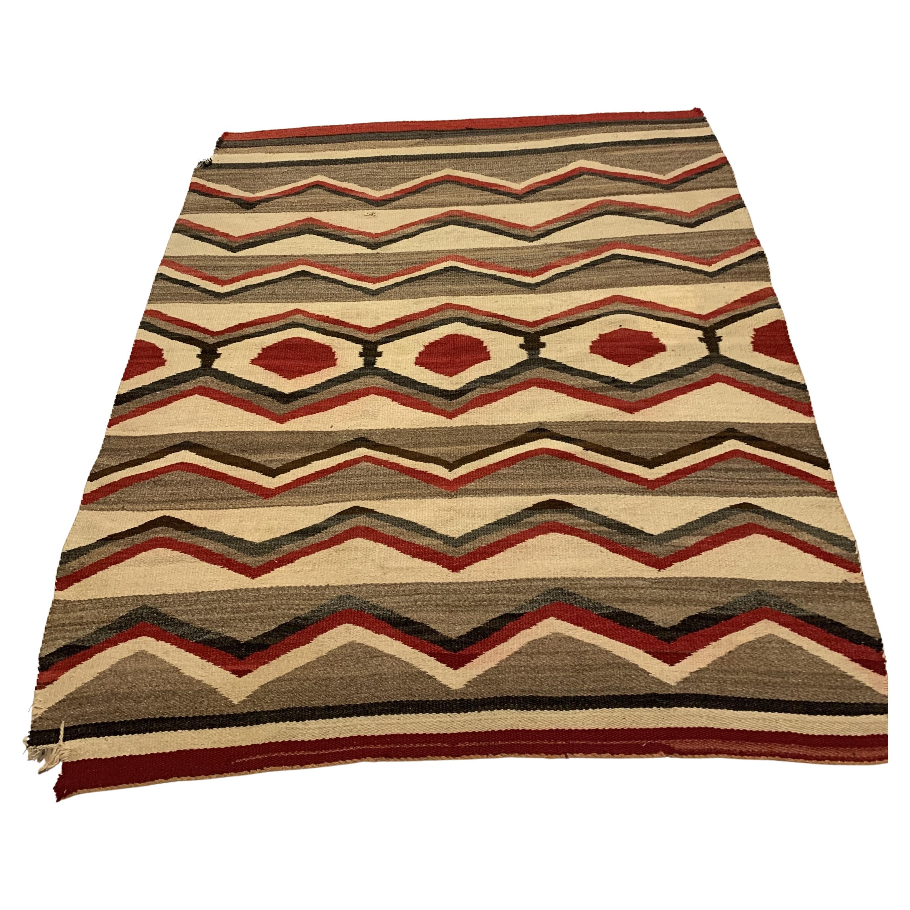 Couverture de tapis Navajo amérindienne ancienne faite à la main 4,6' x 5,4', 1900s - 2B22 en vente
