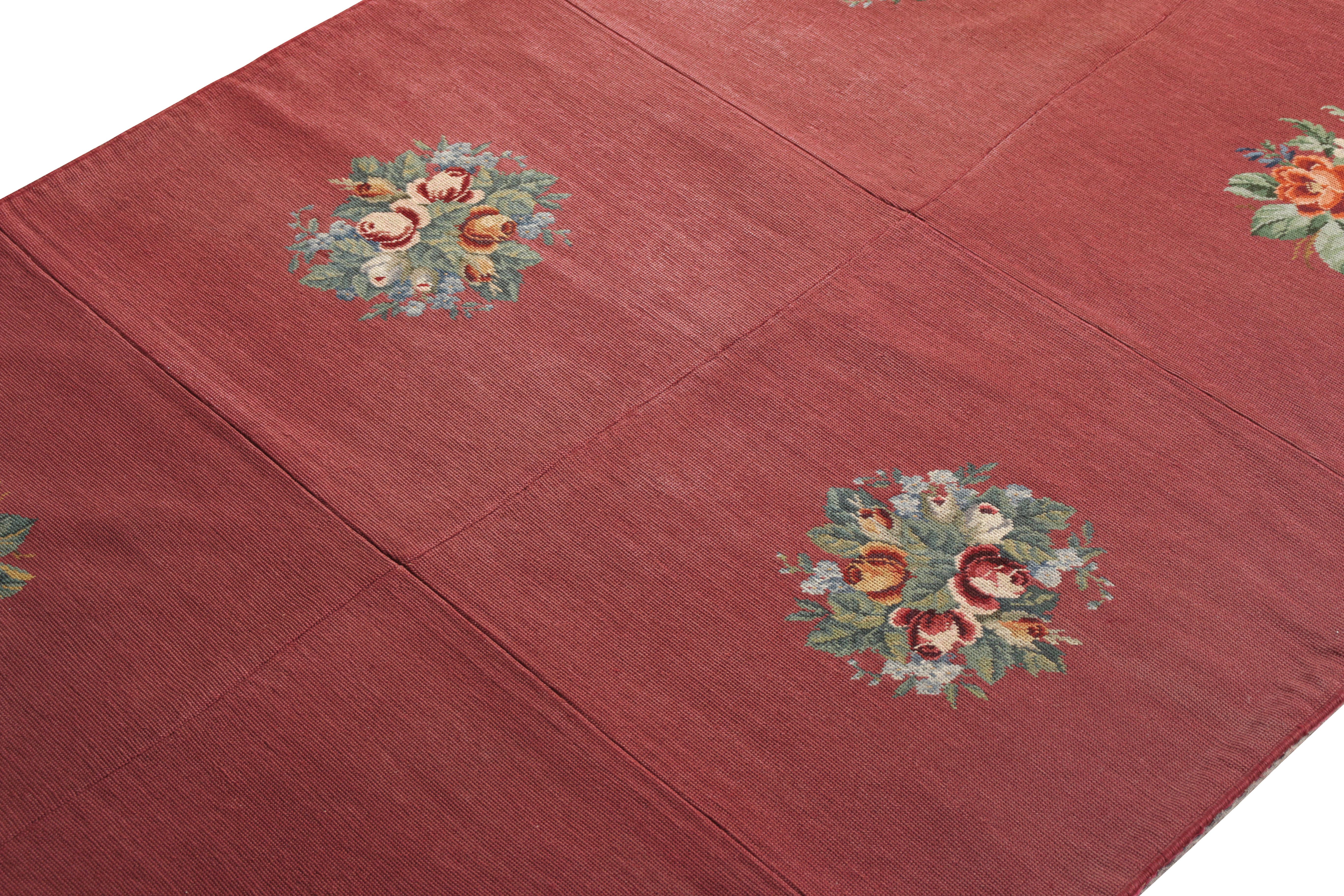 Handgefertigter antiker Gobelinstickerei-Teppich in Medaillon-Blumenmuster von Teppich & Kelim (Englisch) im Angebot