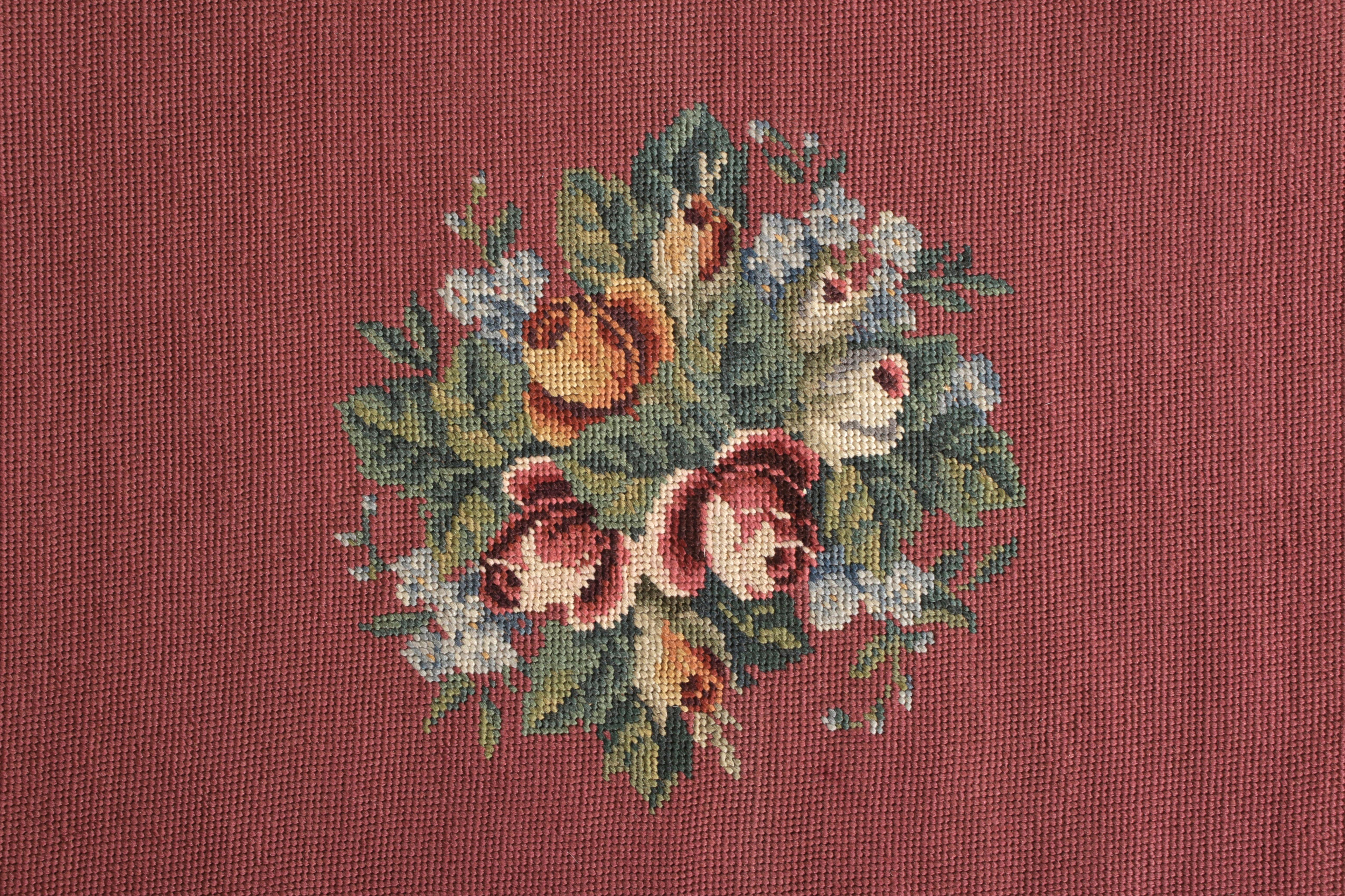 Handgefertigter antiker Gobelinstickerei-Teppich in Medaillon-Blumenmuster von Teppich & Kelim (Handgewebt) im Angebot