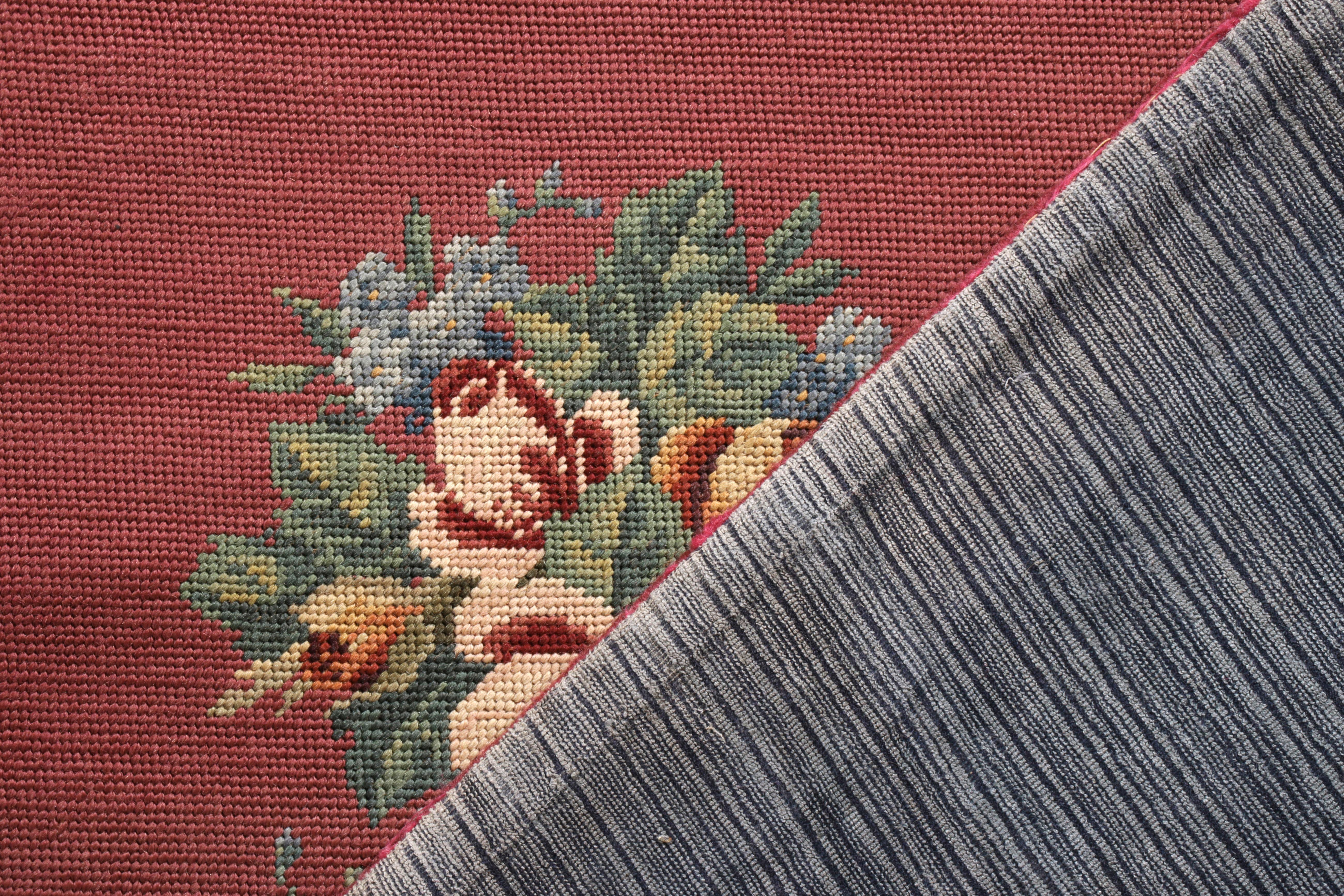 Handgefertigter antiker Gobelinstickerei-Teppich in Medaillon-Blumenmuster von Teppich & Kelim im Zustand „Gut“ im Angebot in Long Island City, NY