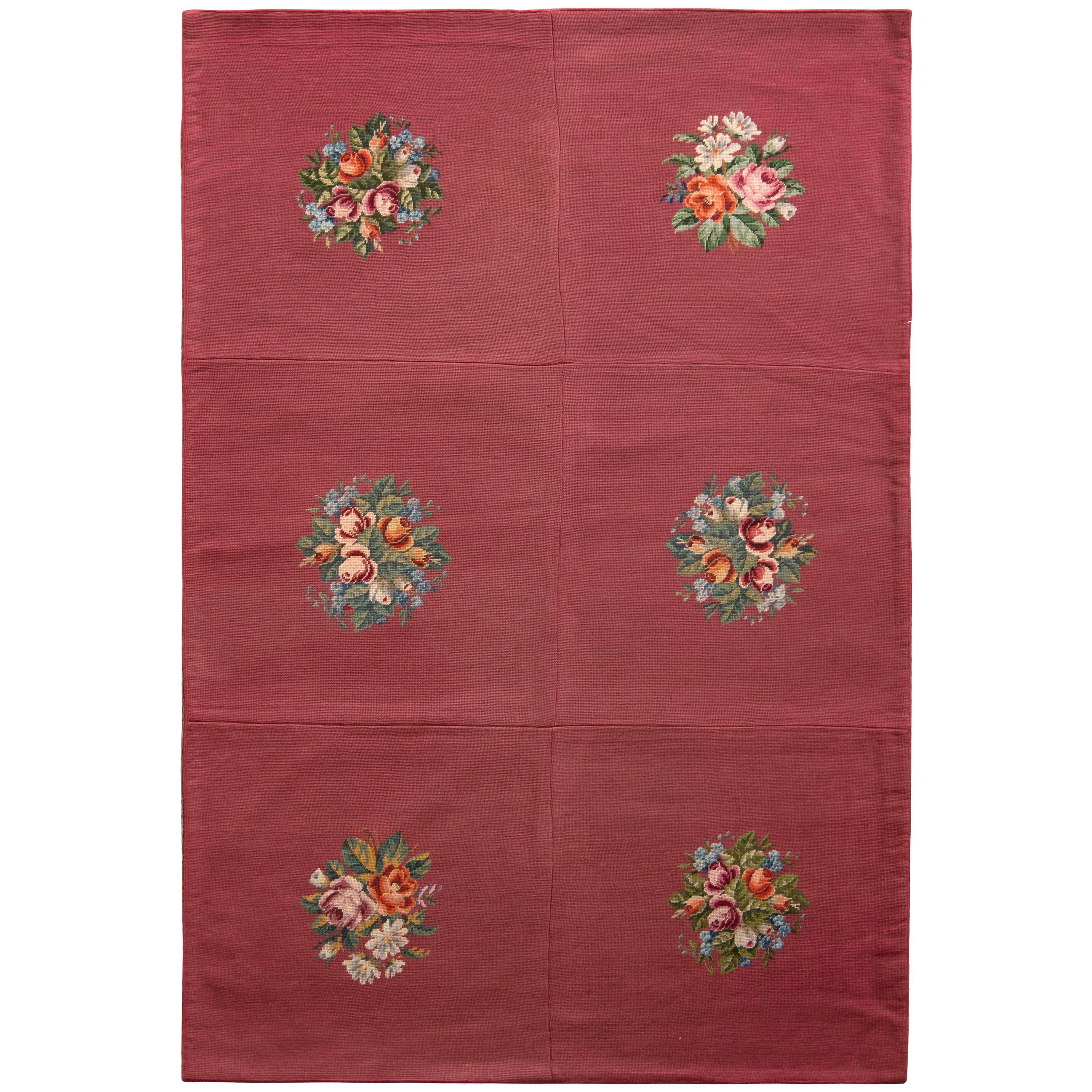 Handgefertigter antiker Gobelinstickerei-Teppich in Medaillon-Blumenmuster von Teppich & Kelim im Angebot