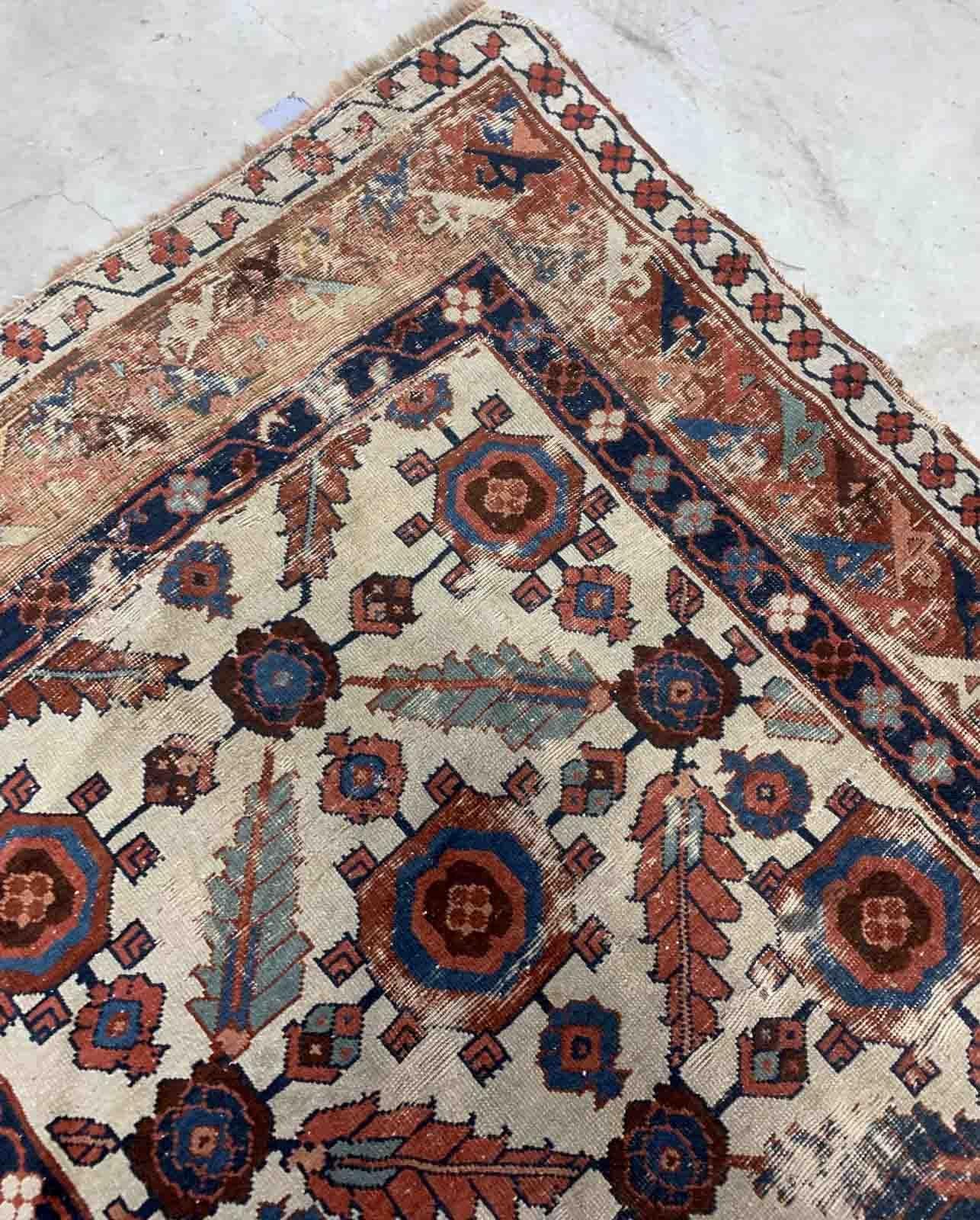 Handgefertigter antiker Teppich im North-West-Stil, 1820er Jahre, 1B952 im Zustand „Starke Gebrauchsspuren“ im Angebot in Bordeaux, FR