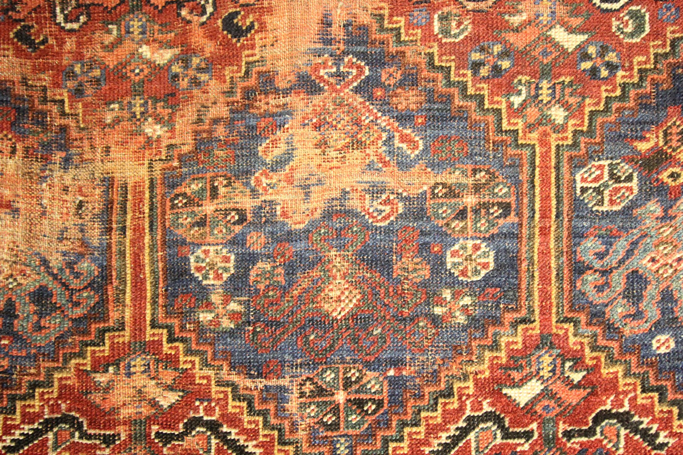 Tapis caucasien oriental ancien fait à la main, petit tapis traditionnel en laine en vente 1