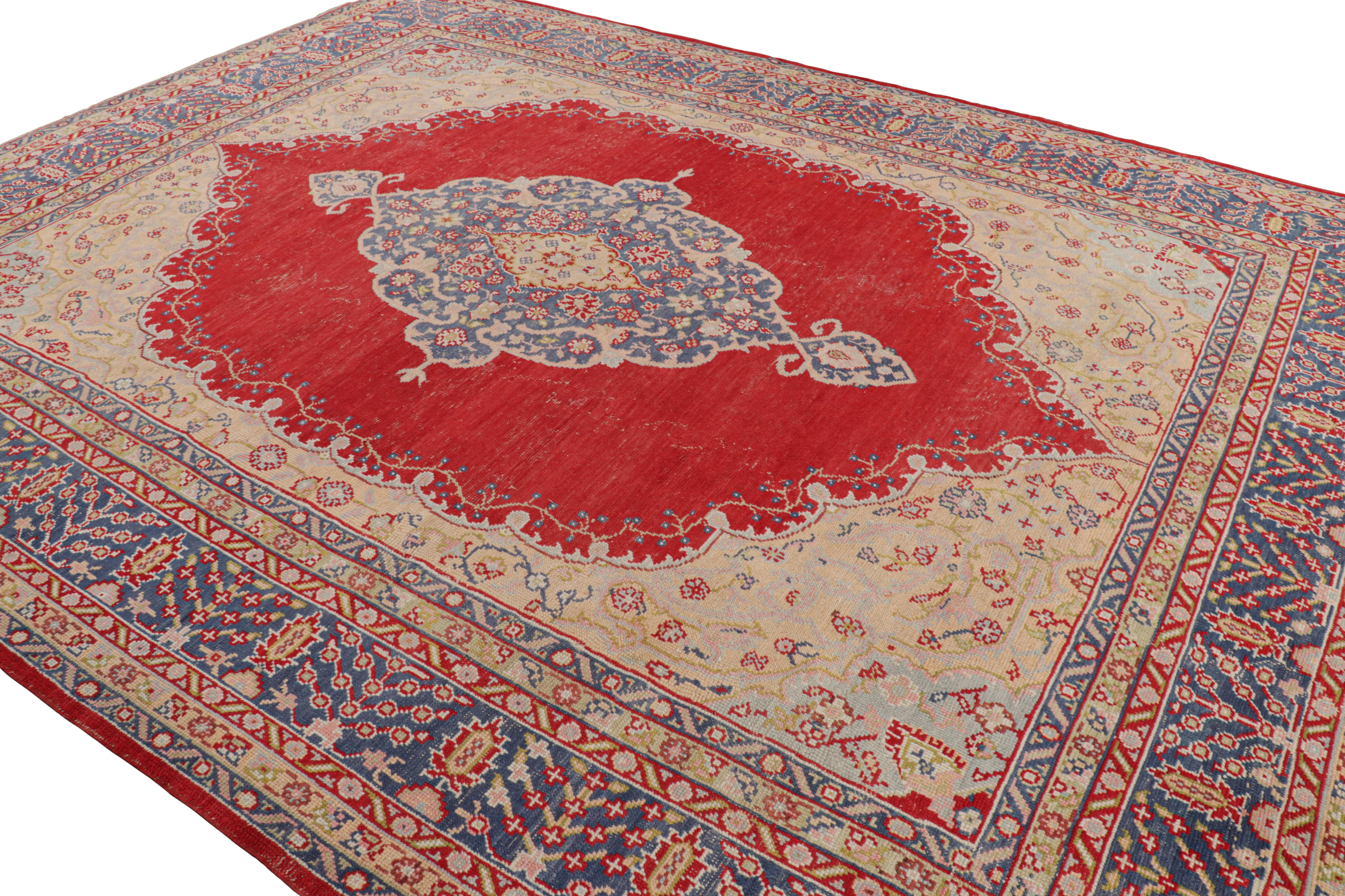 Noué à la main Ancien tapis turc Oushak, médaillon rouge et motifs floraux - Rug & Kilim en vente