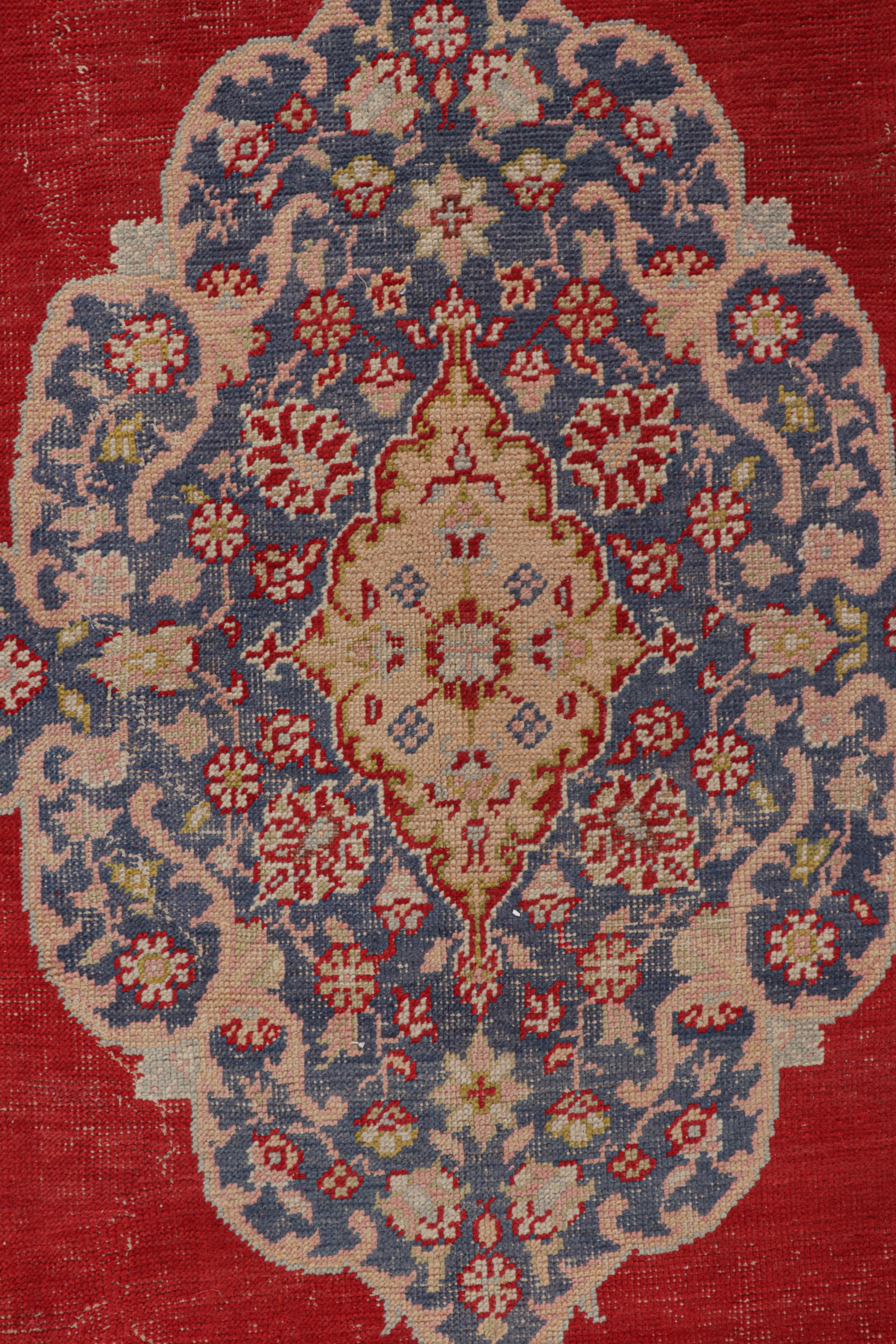 Turc Ancien tapis turc Oushak, médaillon rouge et motifs floraux - Rug & Kilim en vente