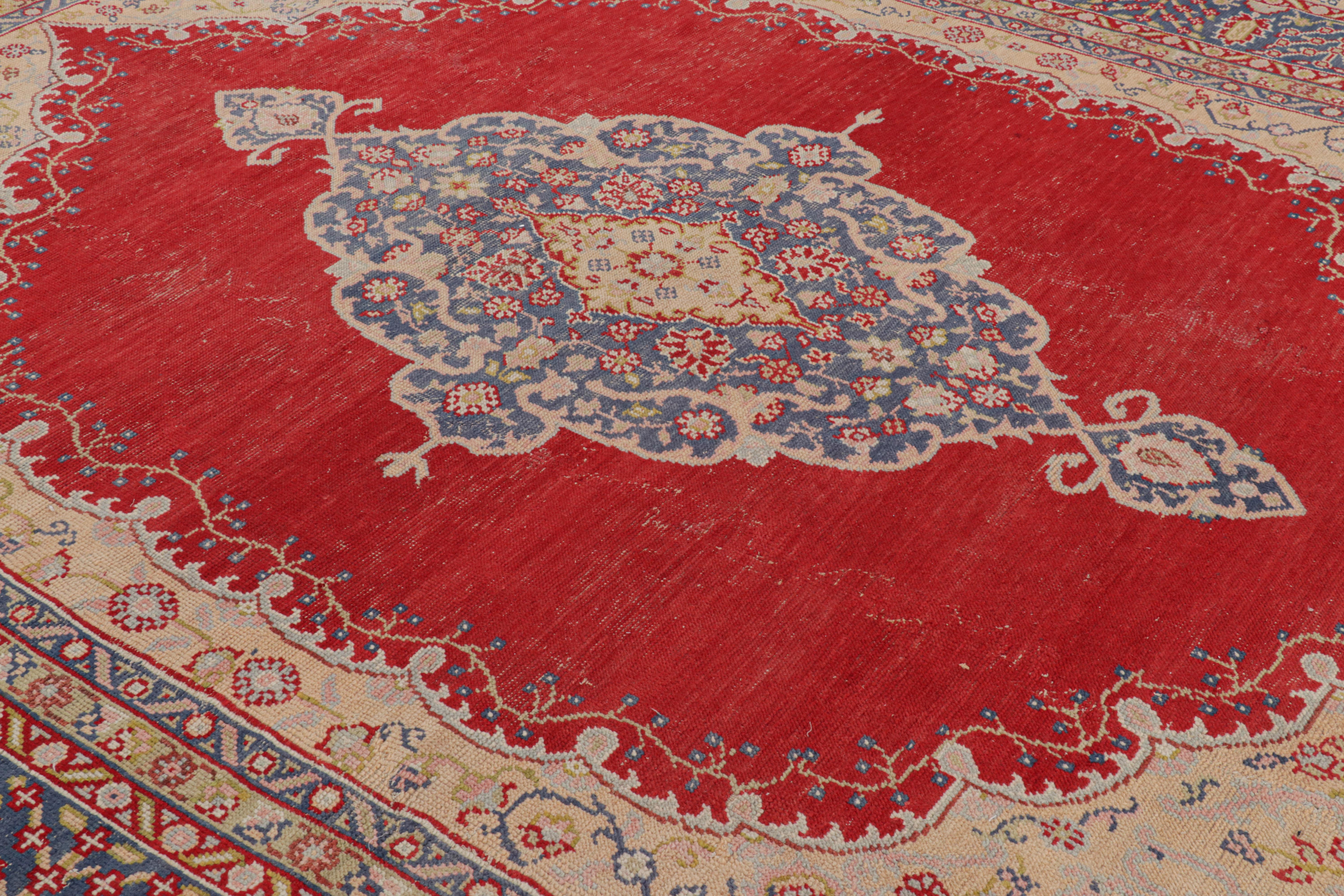 Ce tapis antique Oushak 11x14 est une nouvelle collection riche et passionnante de la collection d'importants classiques de Rug & Kilim. Il s'agit d'une trouvaille particulièrement unique parmi les œuvres d'une tradition de tissage célèbre, réalisée