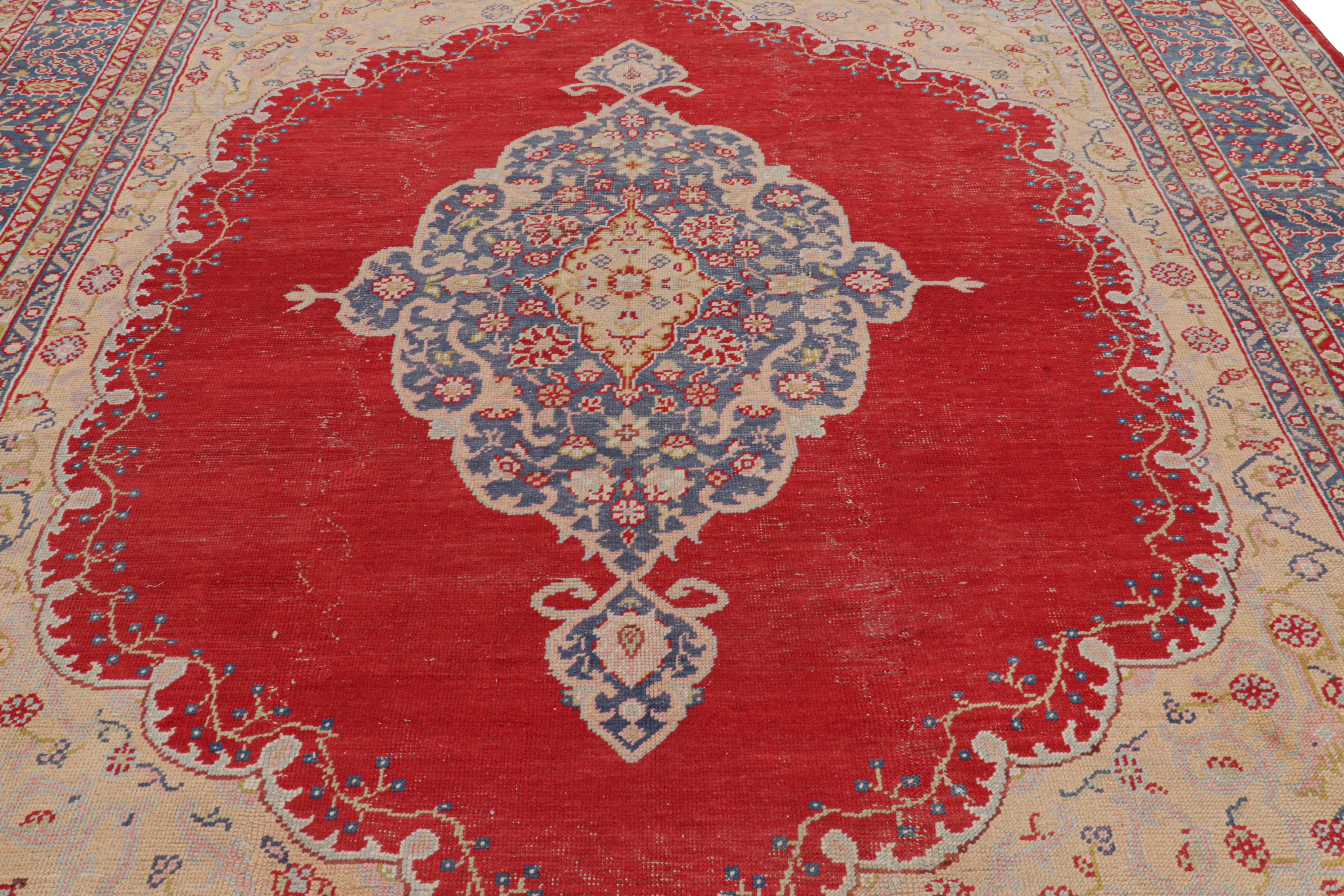 Ancien tapis turc Oushak, médaillon rouge et motifs floraux - Rug & Kilim Bon état - En vente à Long Island City, NY