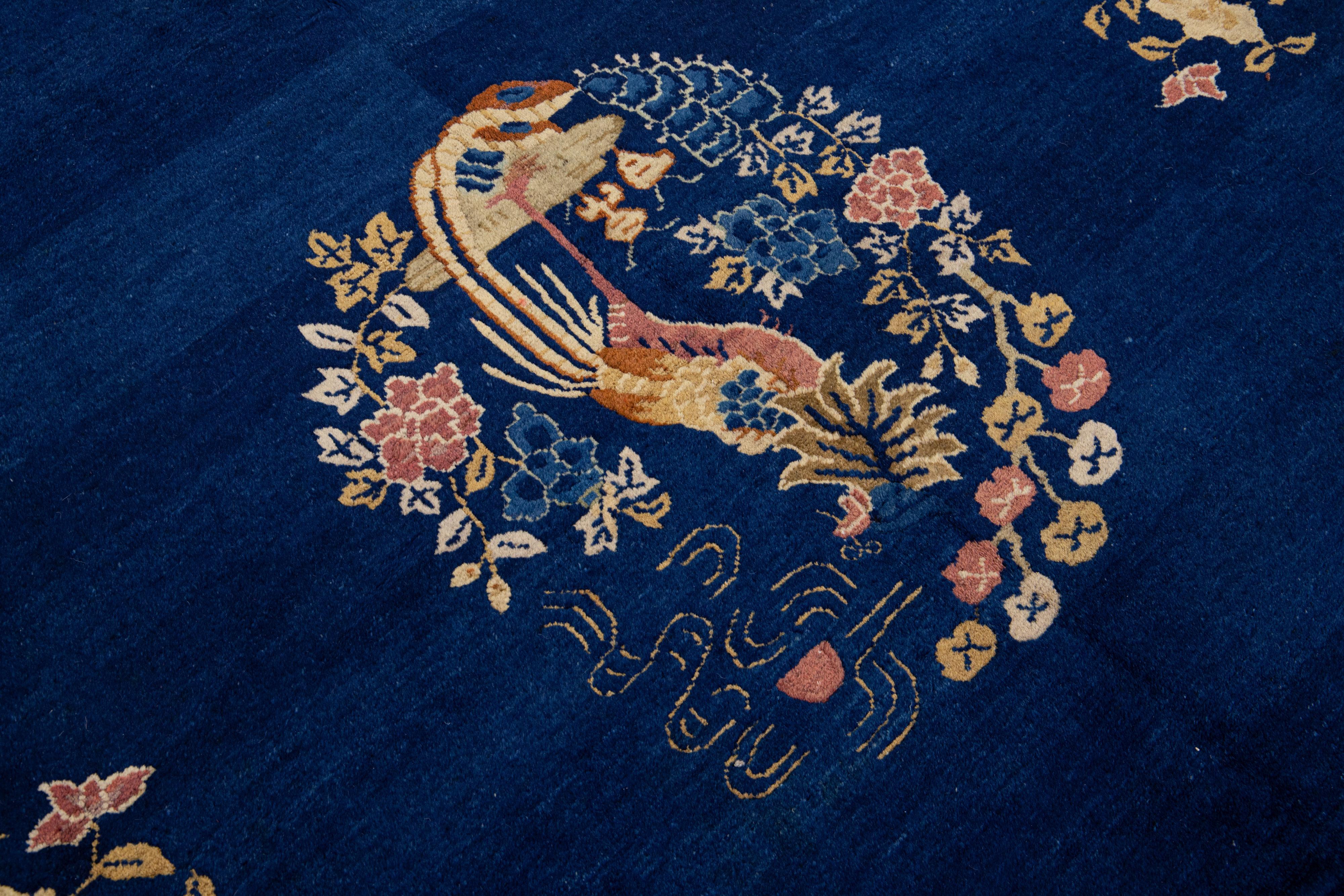 Alfombra china antigua hecha a mano de lana azul de Pekín con diseño floral clásico en Bueno estado para la venta en Norwalk, CT