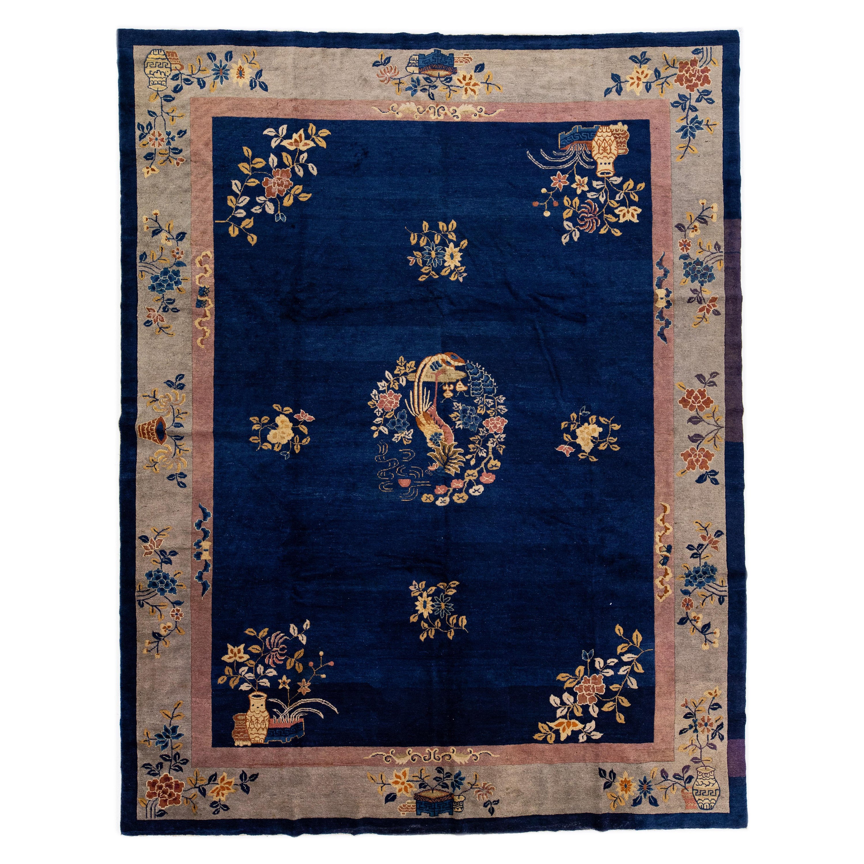Tappeto antico fatto a mano in lana cinese blu di Pechino con design floreale classico in vendita