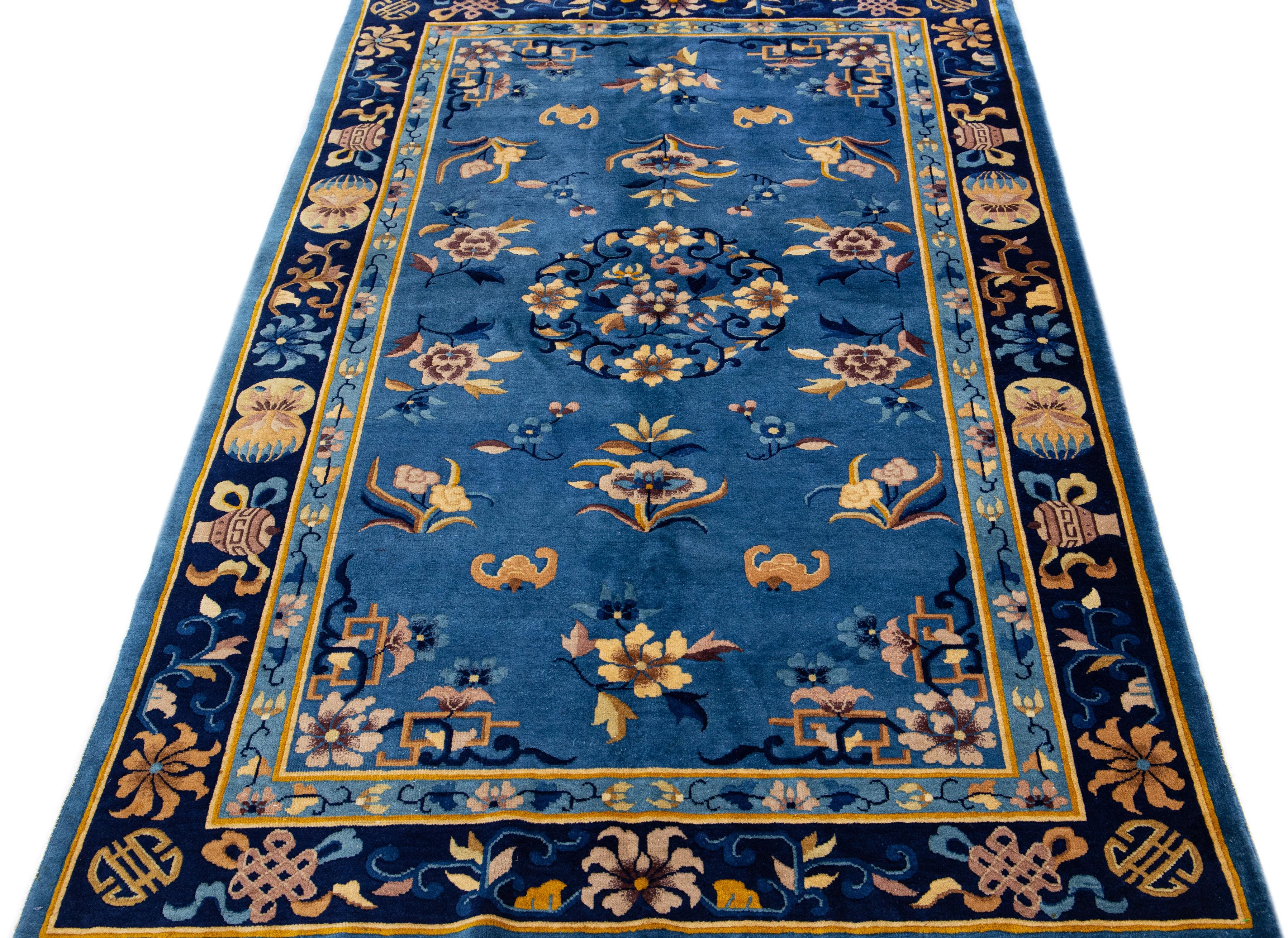Mejora tu decoración interior con esta alfombra china de calidad superior hecha a mano. Nuestra hermosa alfombra china tradicional tiene un impresionante campo azul, detalles multicolores y un clásico motivo pekinés. ¡Esta encantadora alfombra