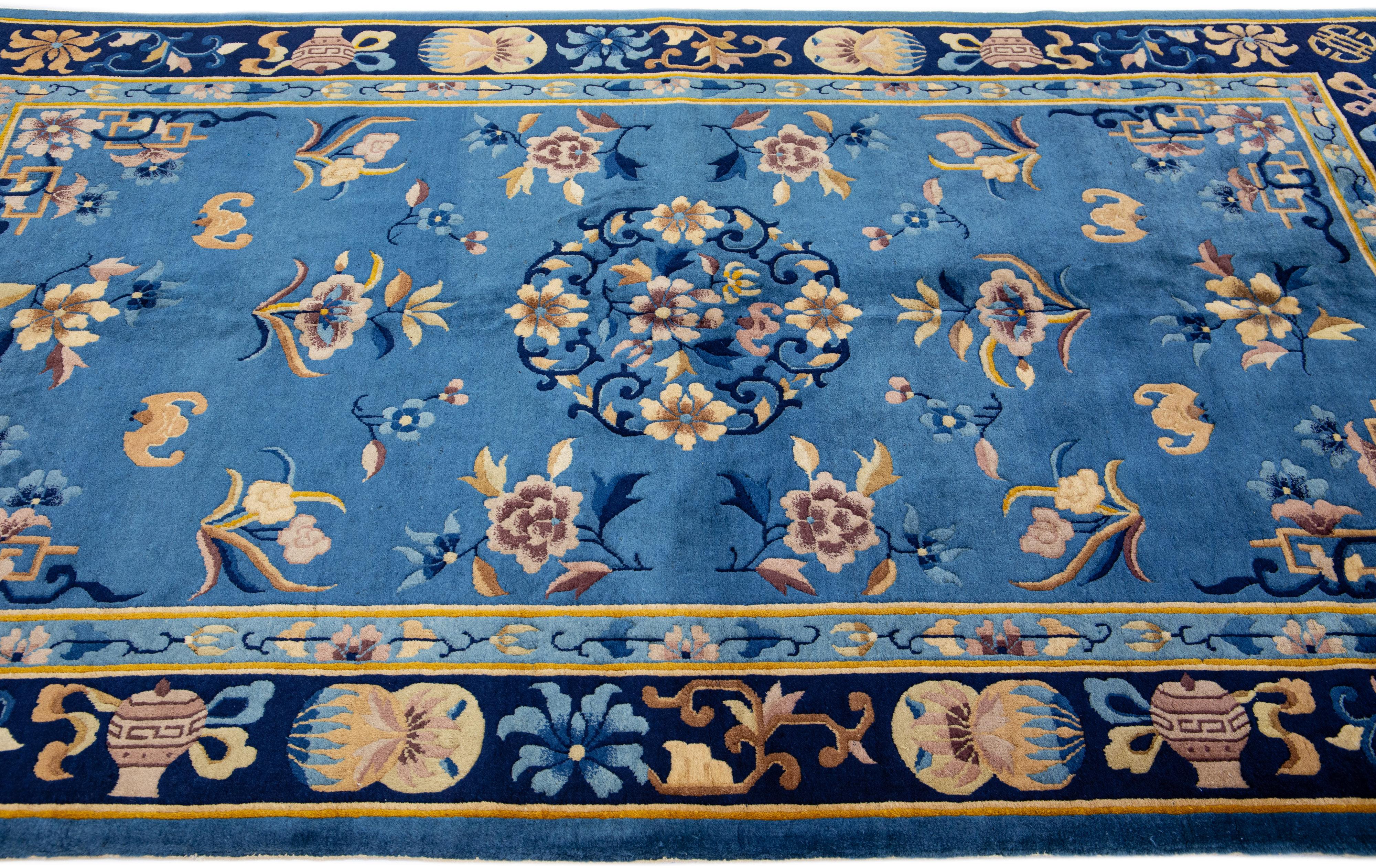 Alfombra china antigua hecha a mano de lana azul de Pekín con diseño floral integral Chino en venta