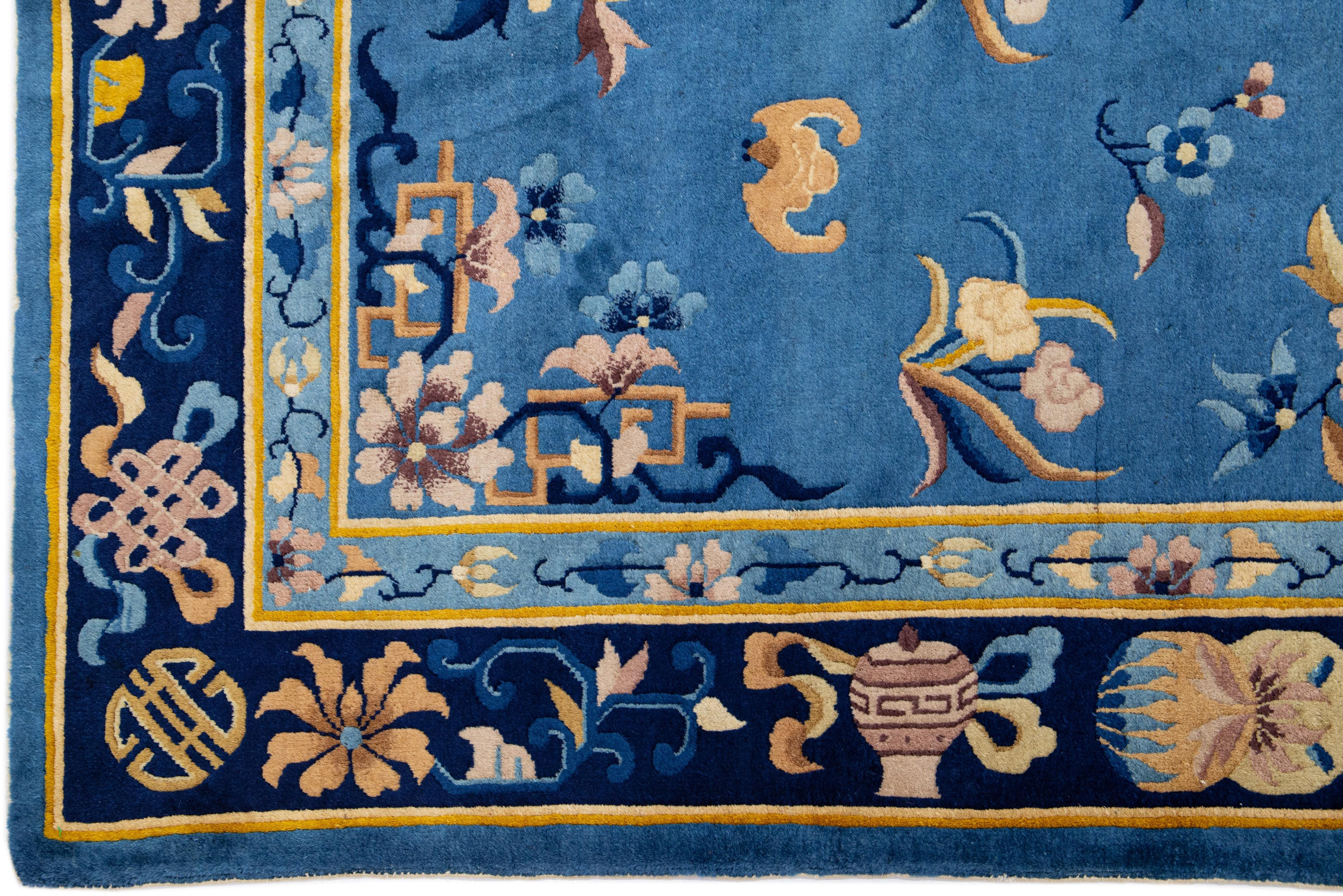 Alfombra china antigua hecha a mano de lana azul de Pekín con diseño floral integral Anudado a mano en venta